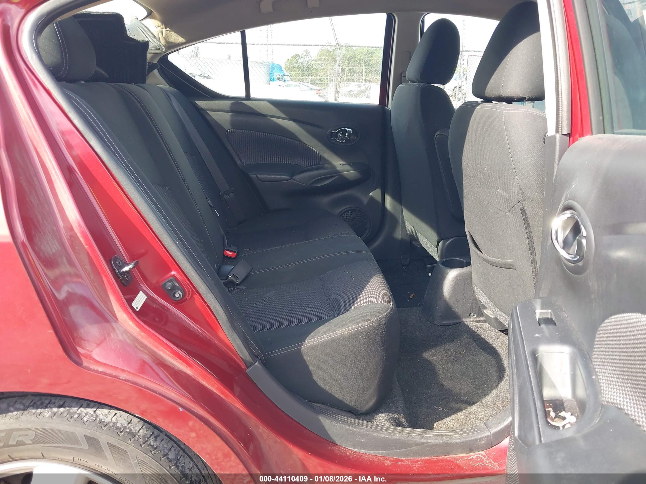 NISSAN VERSA image 8