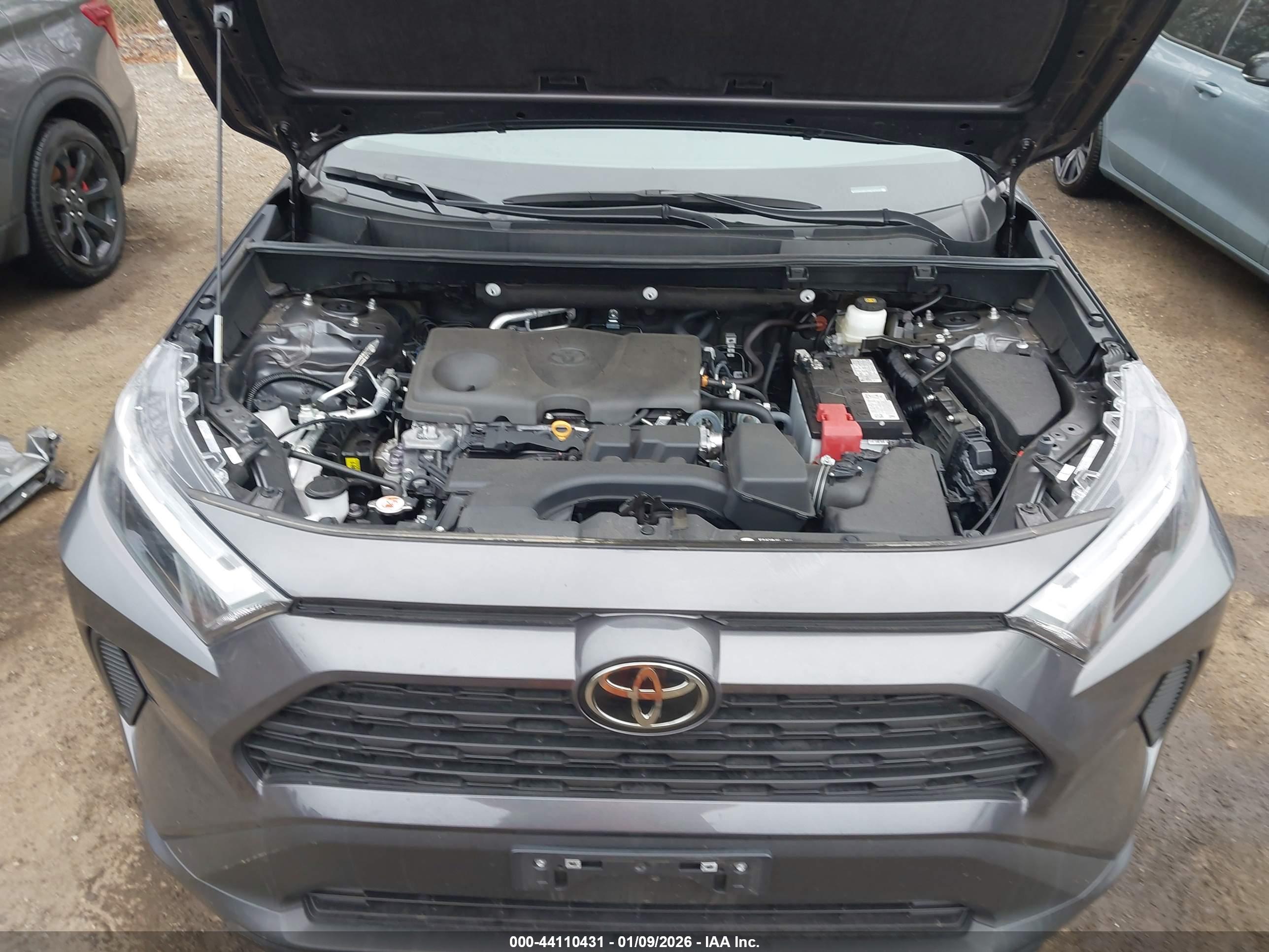 TOYOTA RAV4 image 10
