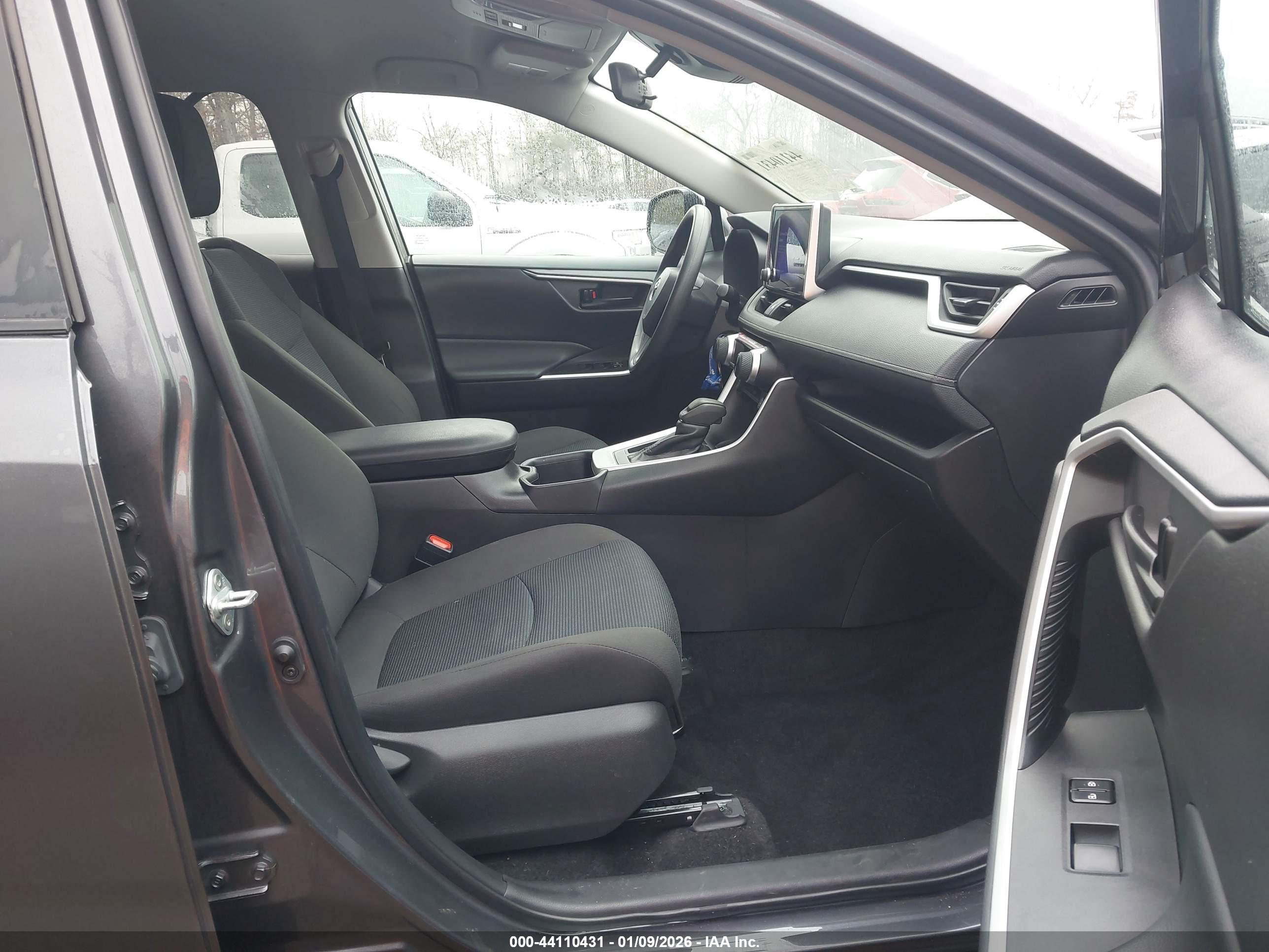 TOYOTA RAV4 image 5
