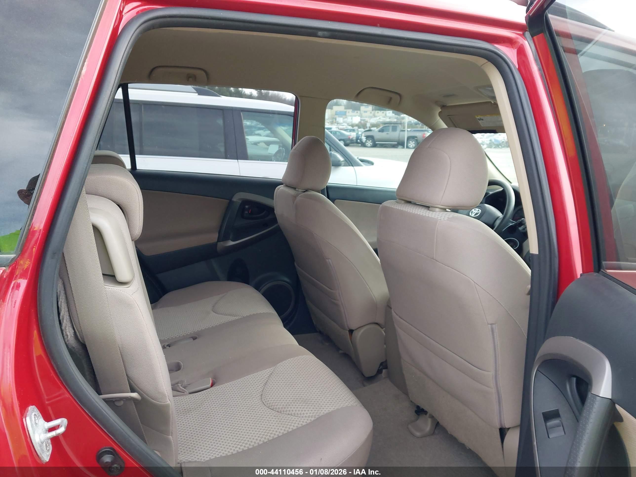 TOYOTA RAV4 image 8