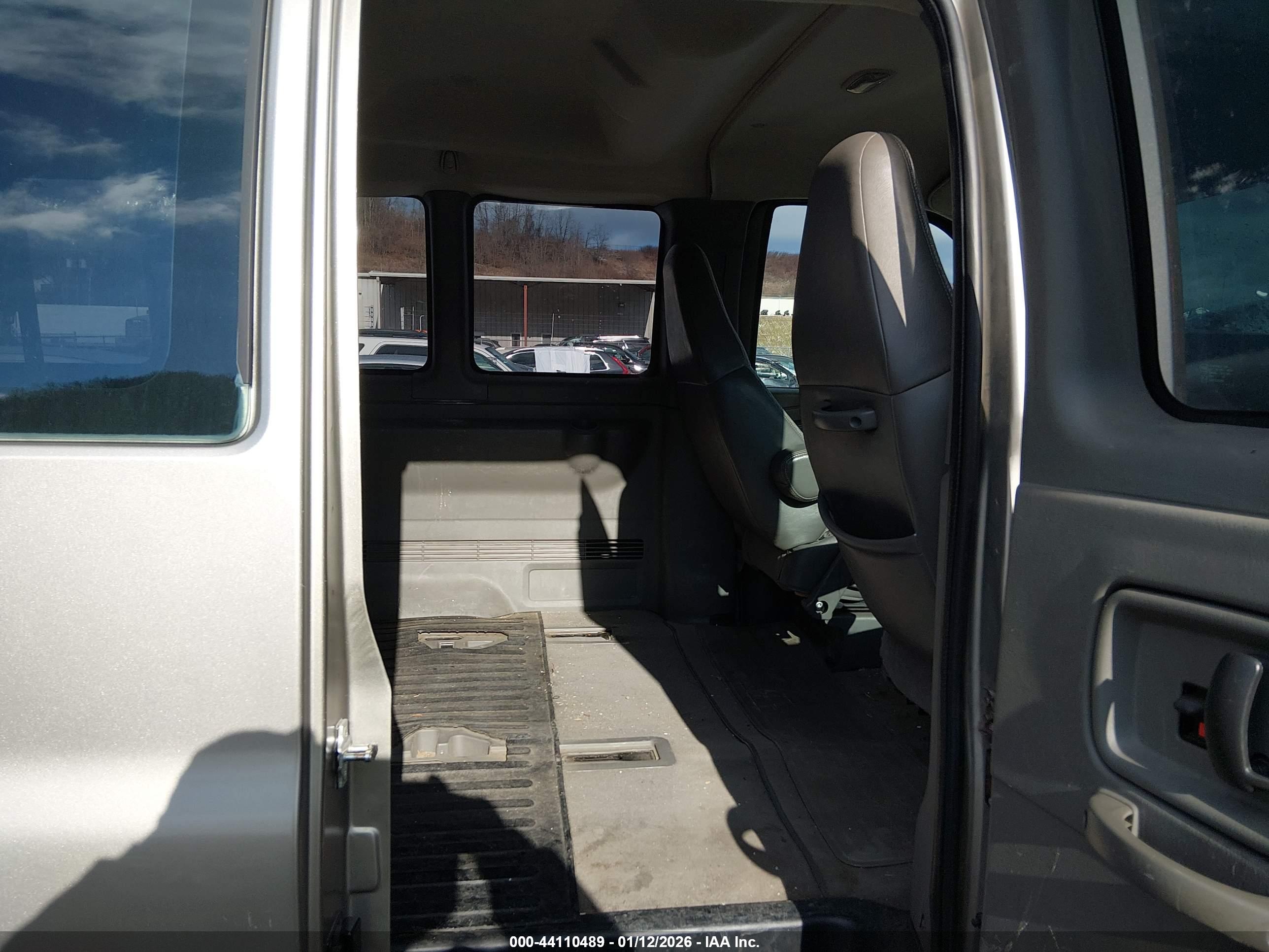 CHEVROLET EXPRESS image 8