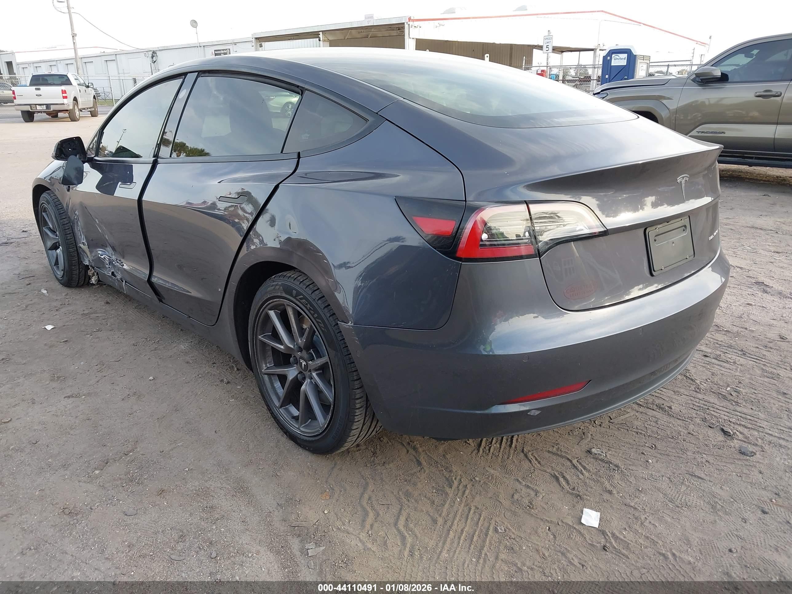 TESLA MODEL image 3