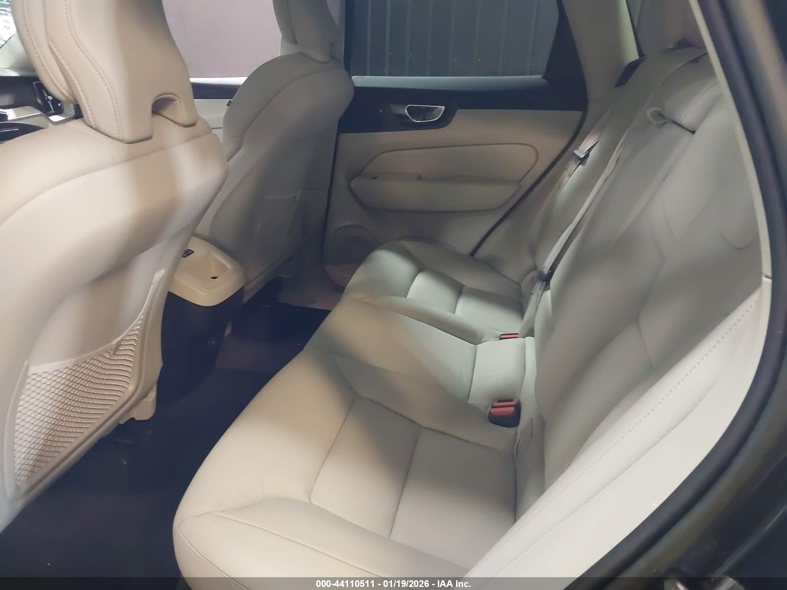 VOLVO XC60 image 8