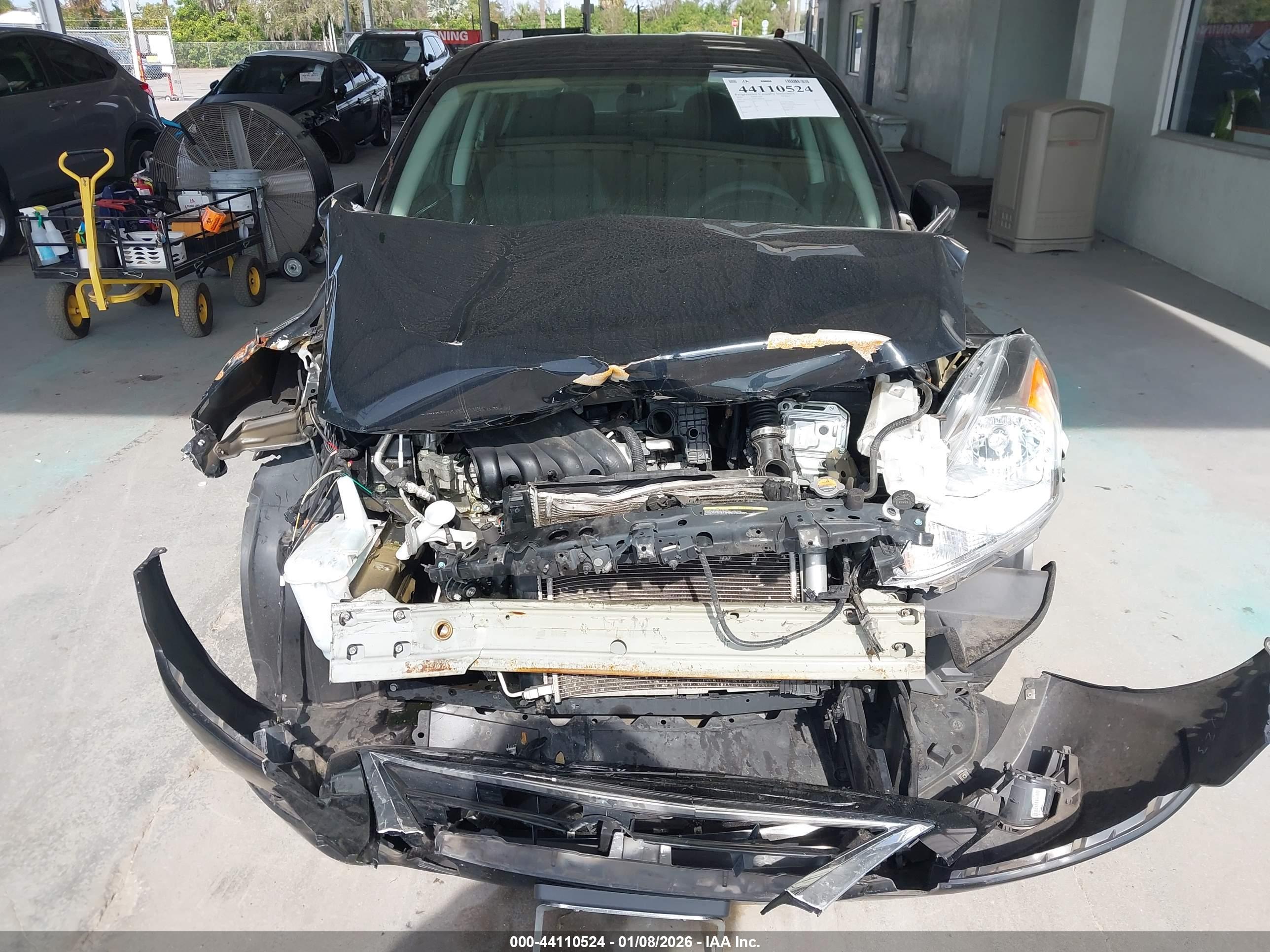 NISSAN VERSA image 6