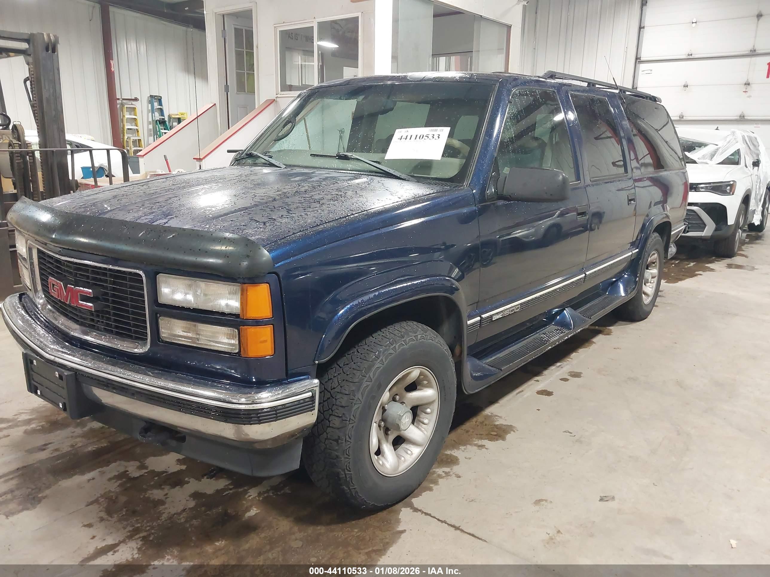 GMC SUBURBAN image 2
