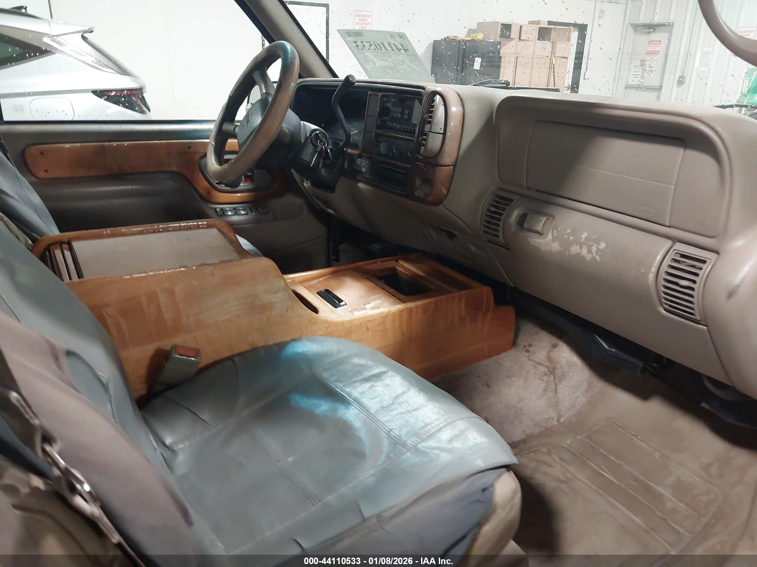 GMC SUBURBAN image 5