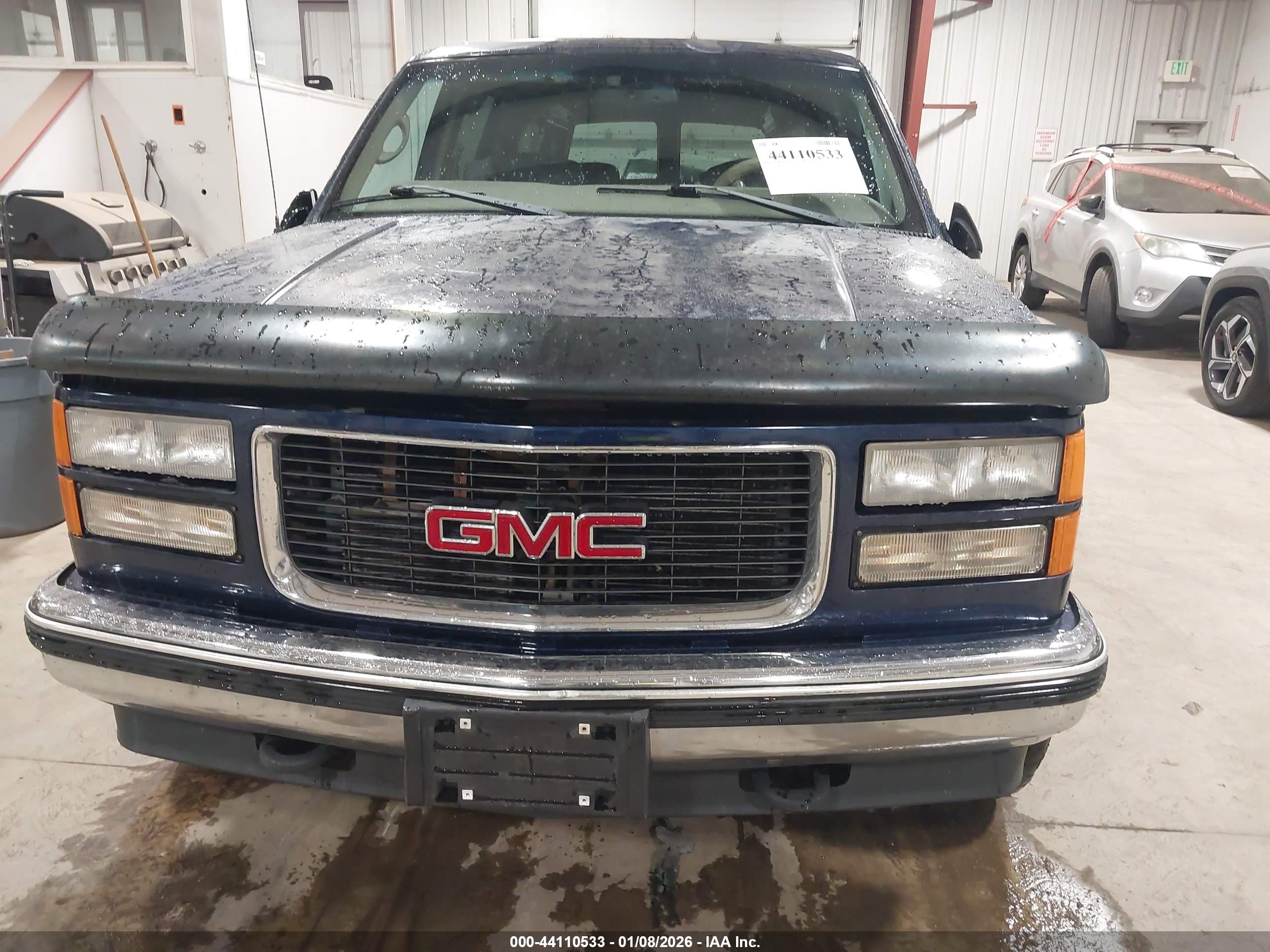 GMC SUBURBAN image 6
