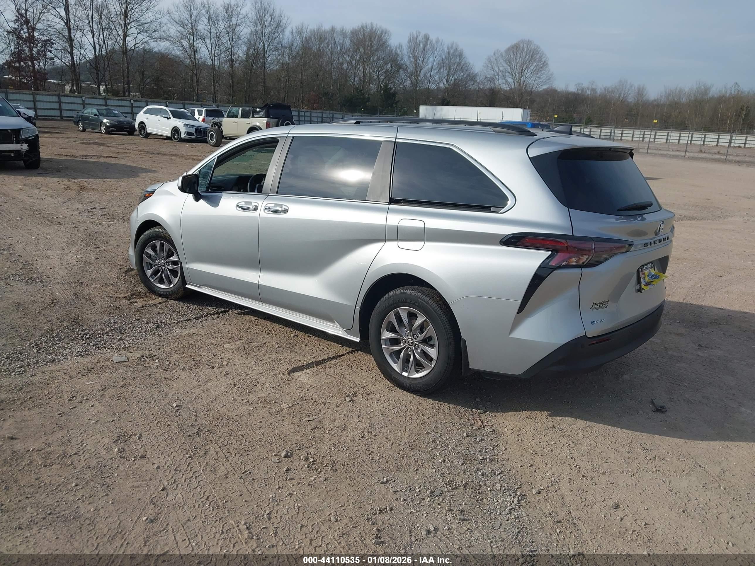 TOYOTA SIENNA image 3