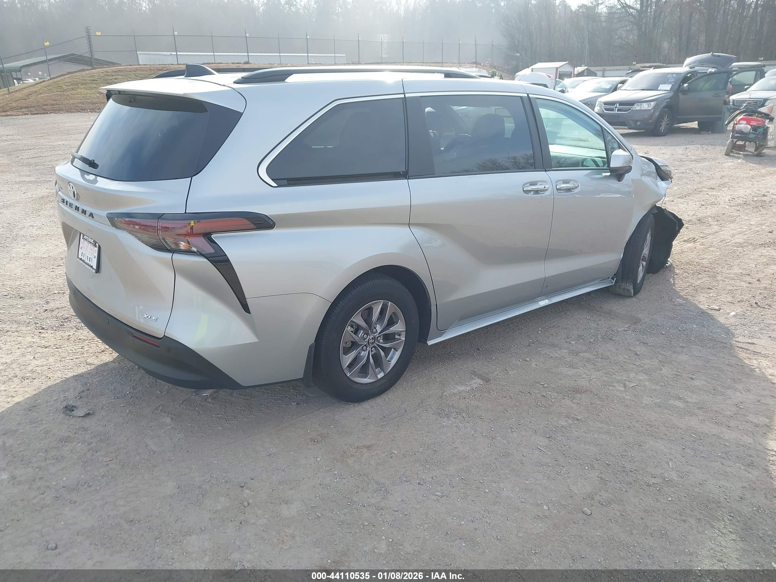 TOYOTA SIENNA image 4