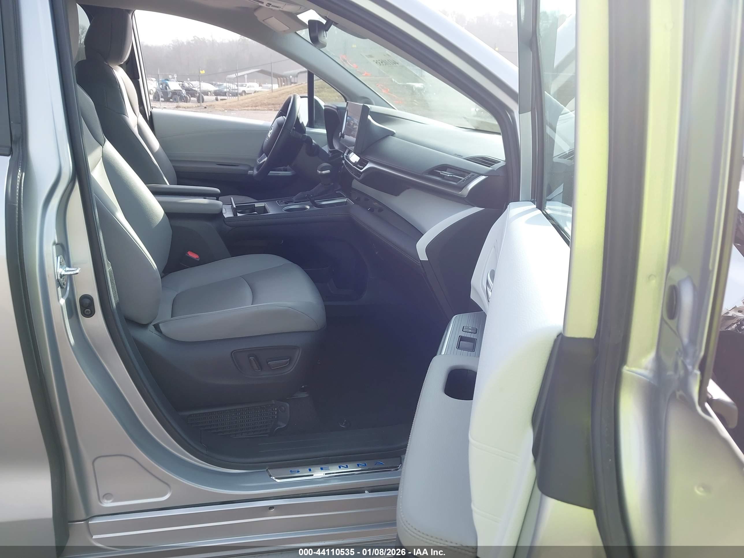 TOYOTA SIENNA image 5