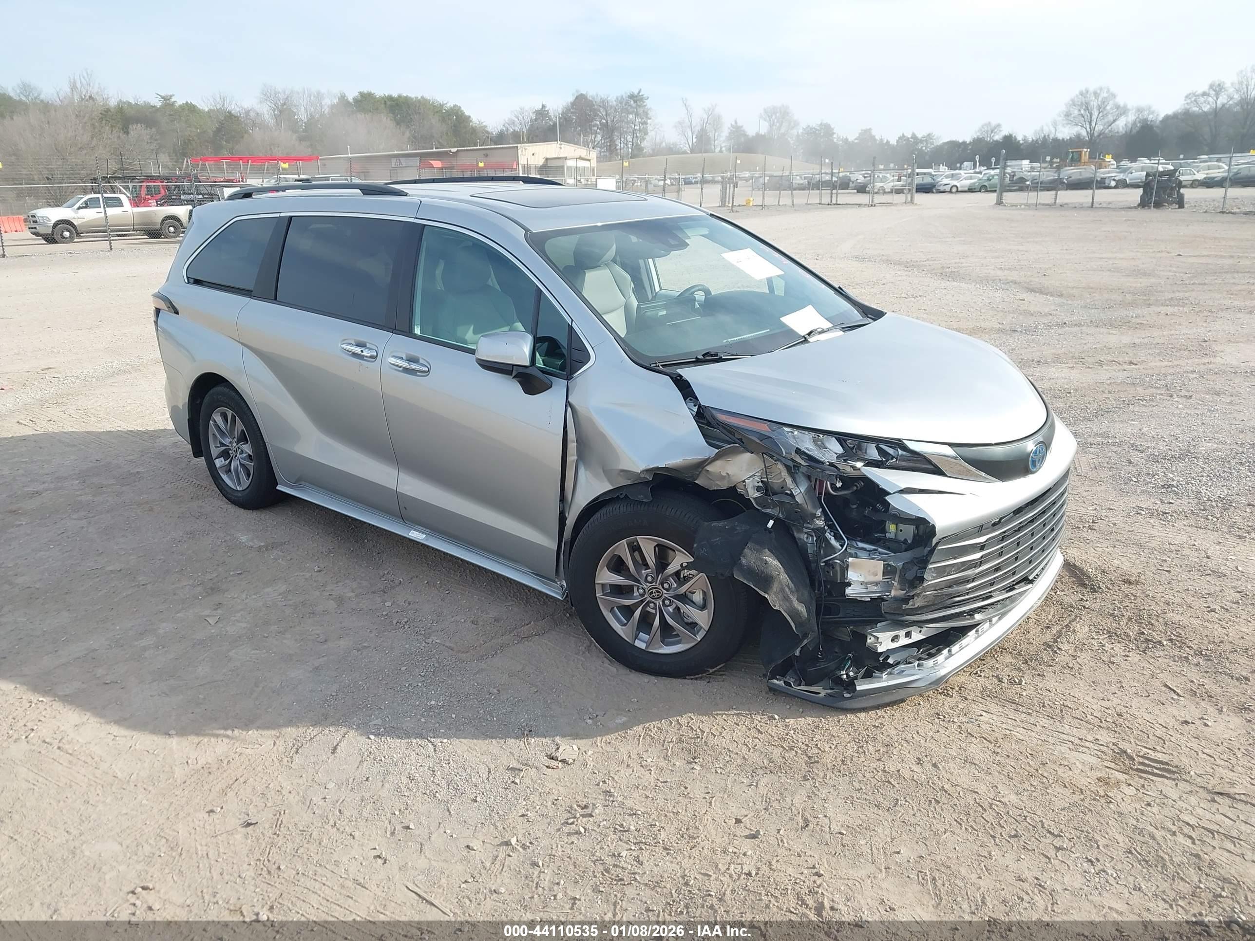 TOYOTA SIENNA image 6
