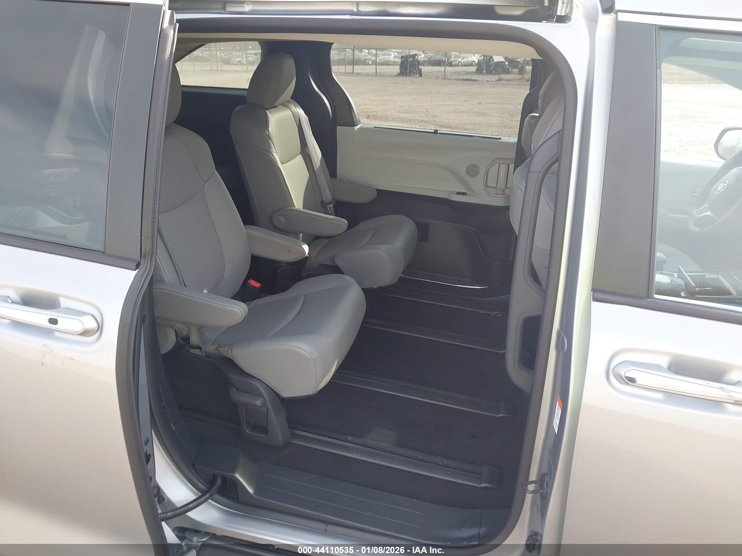 TOYOTA SIENNA image 8