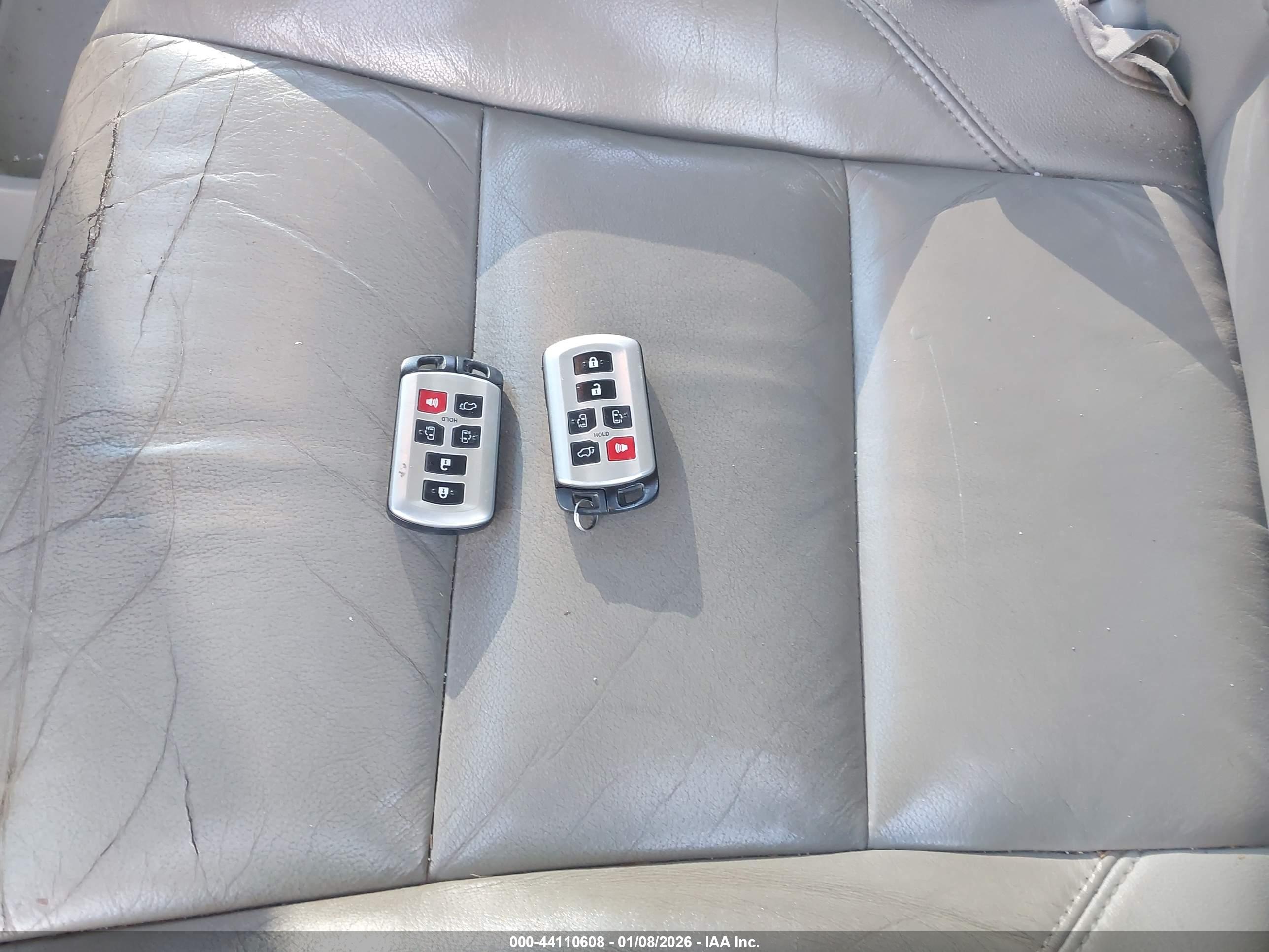 TOYOTA SIENNA image 11