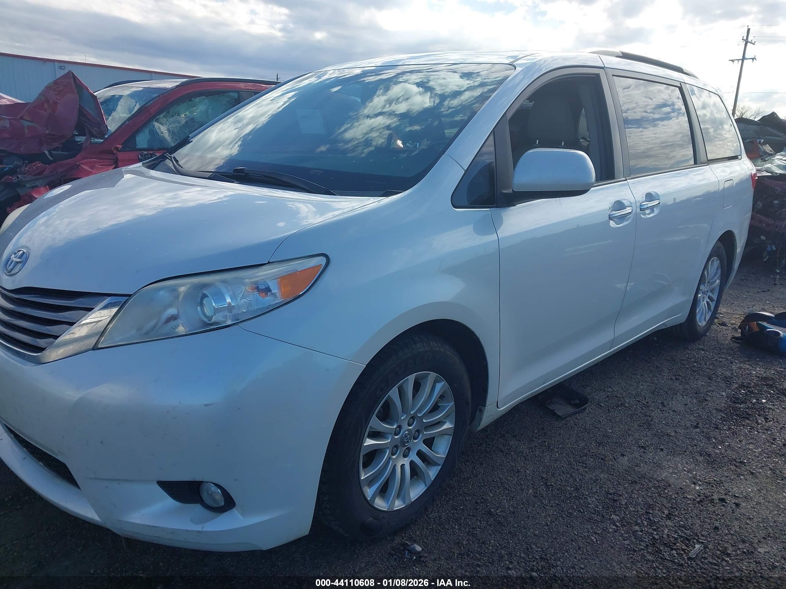TOYOTA SIENNA image 2