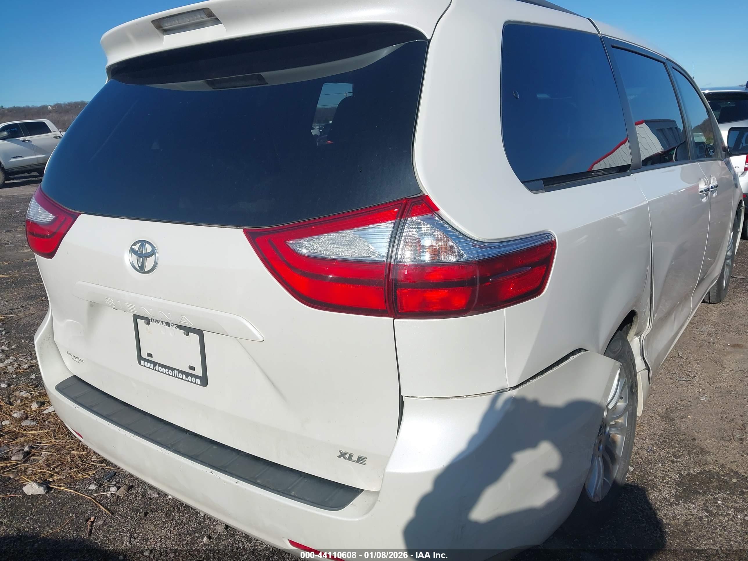 TOYOTA SIENNA image 4