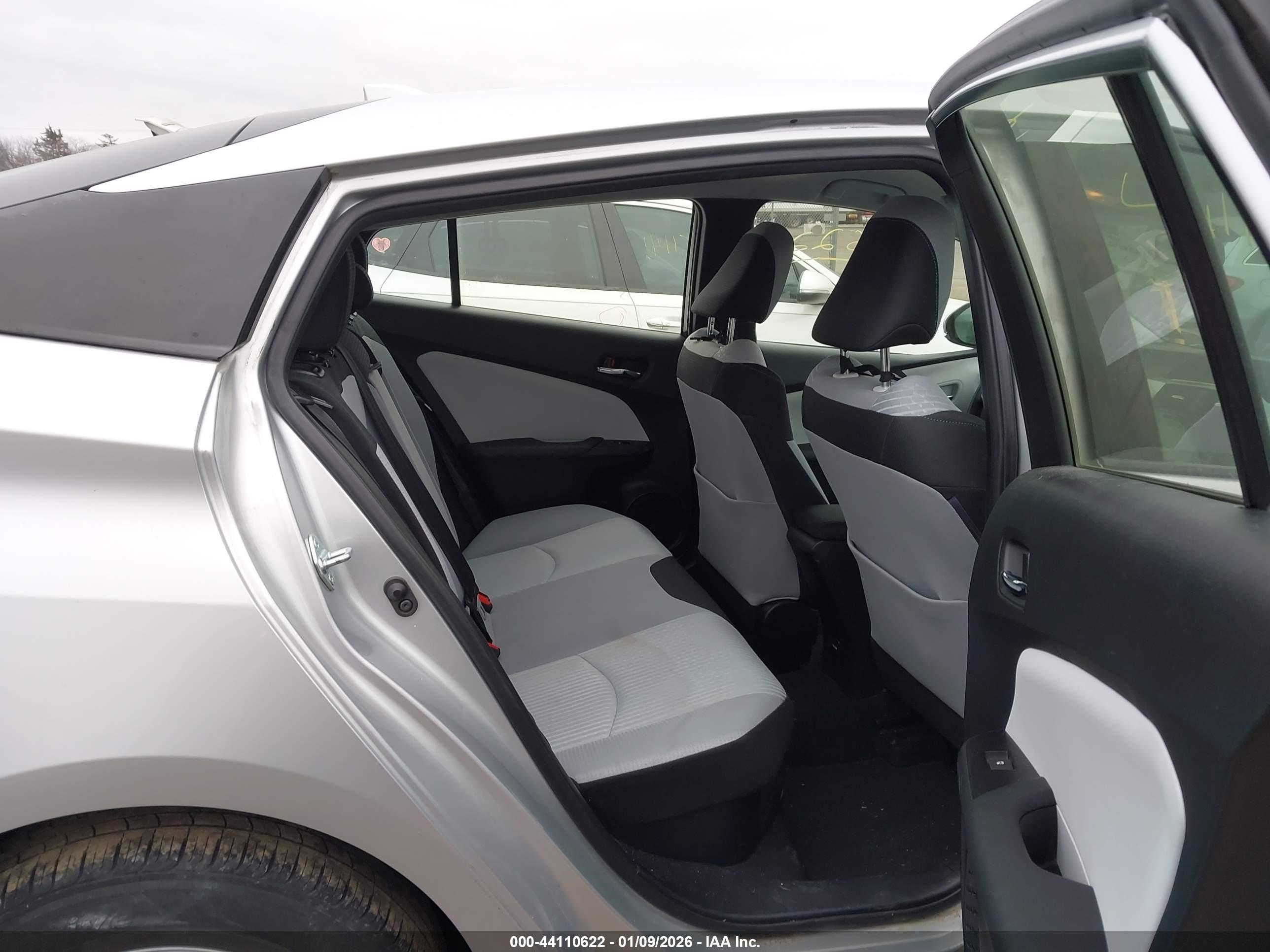 TOYOTA PRIUS image 8