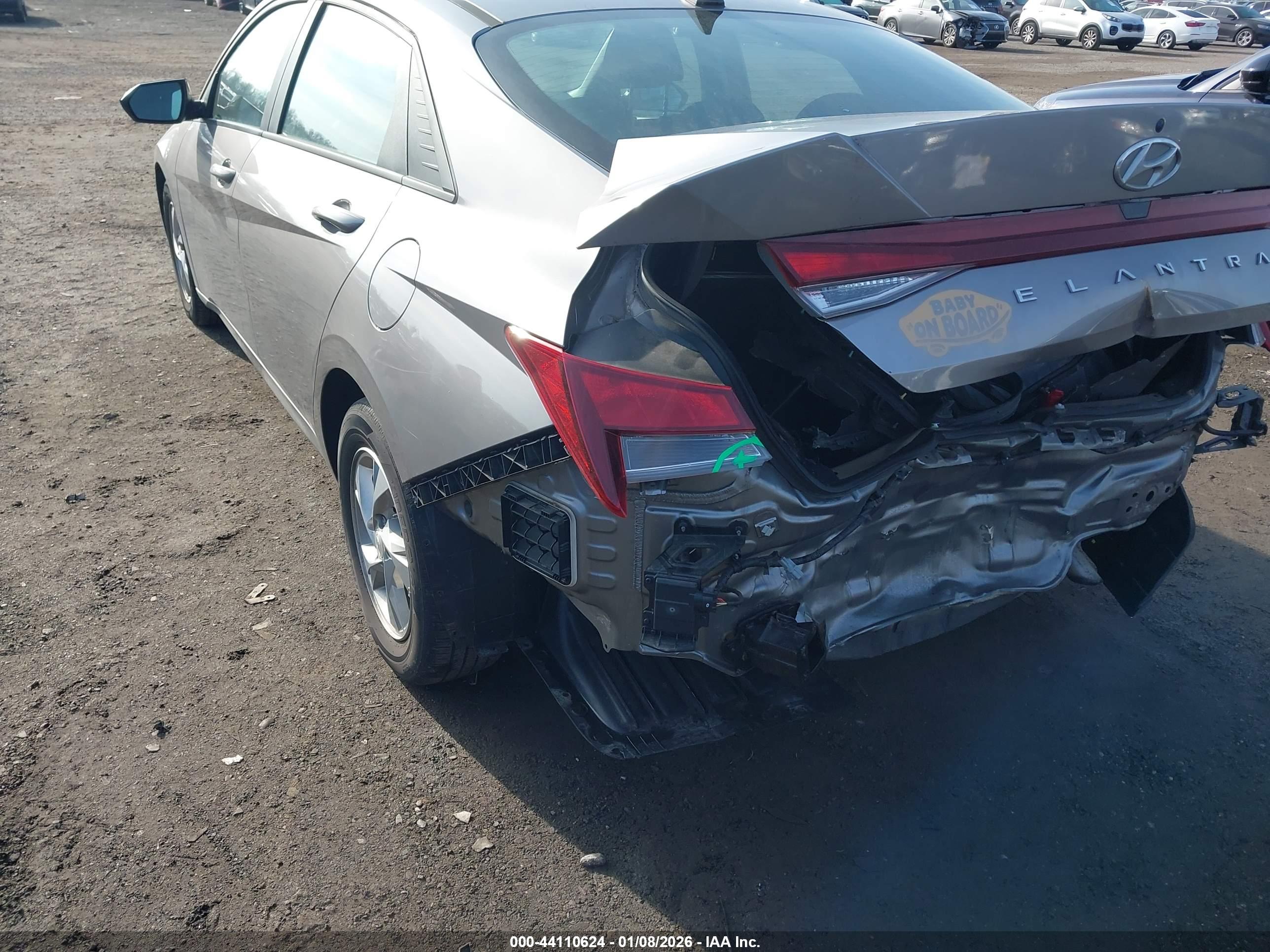 HYUNDAI ELANTRA image 6