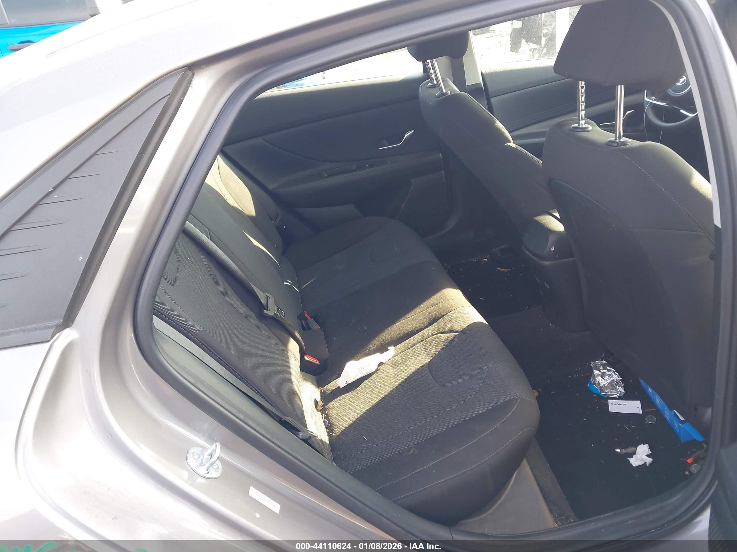 HYUNDAI ELANTRA image 8