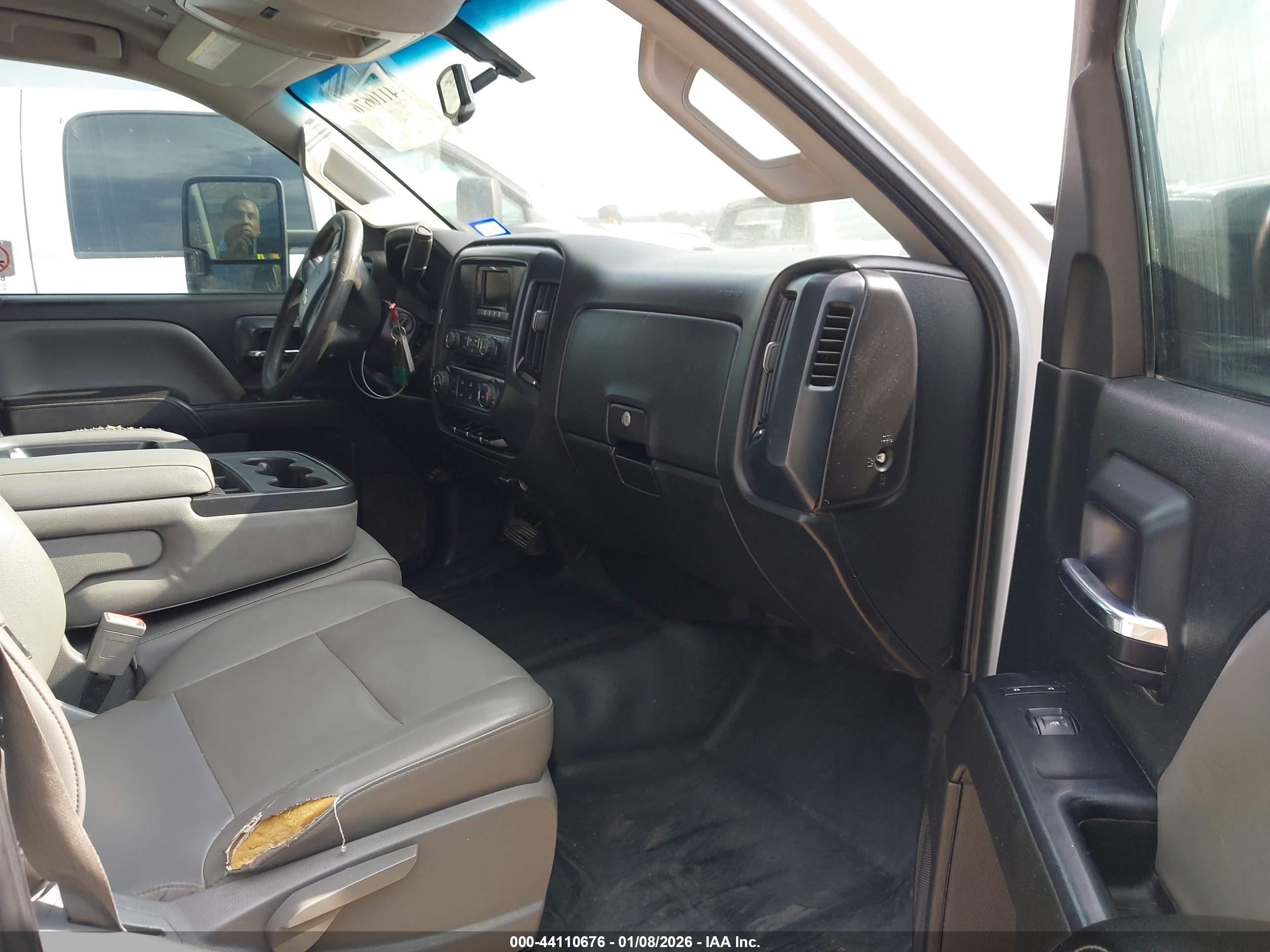 CHEVROLET SILVERADO image 5