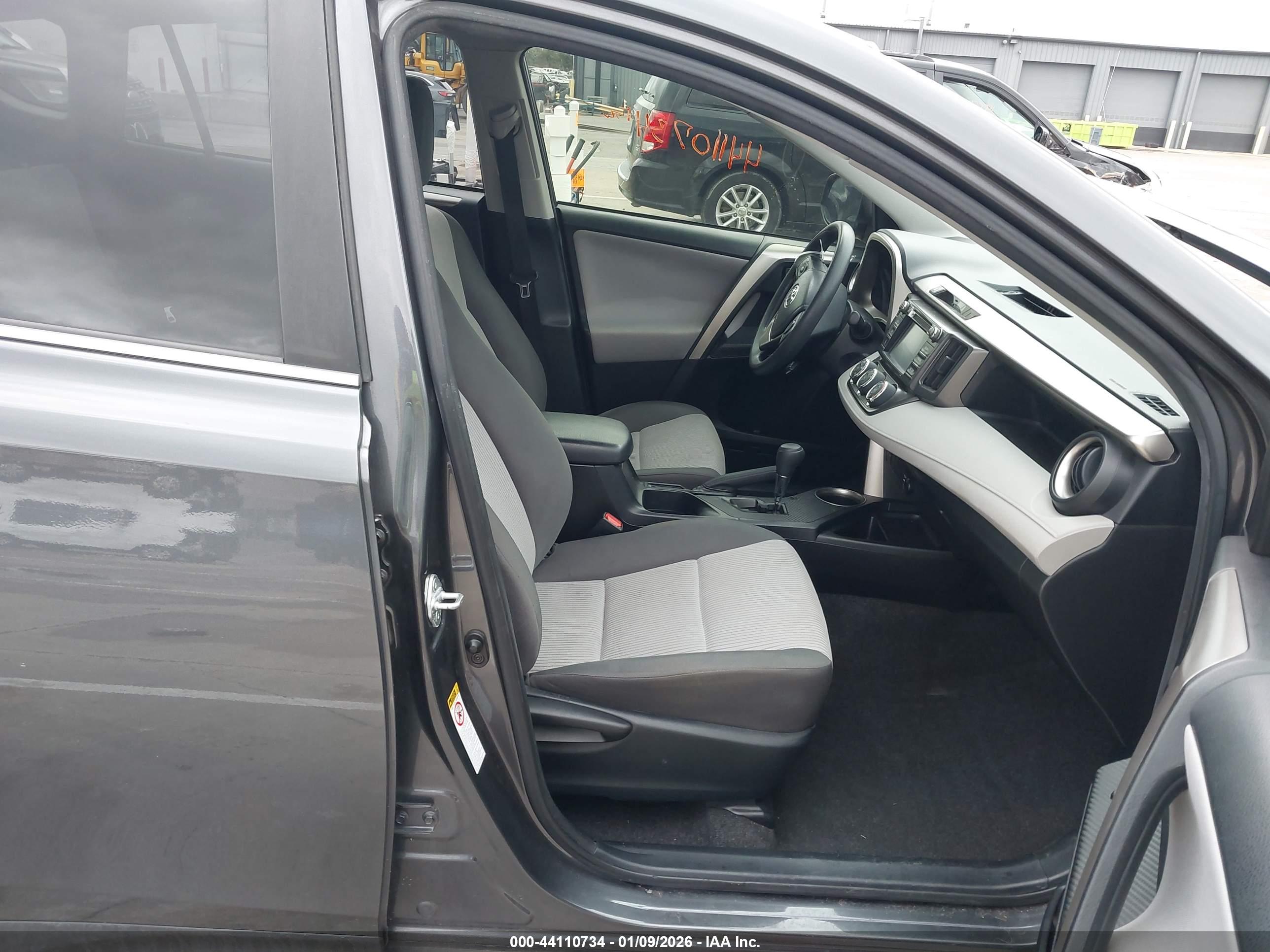 TOYOTA RAV4 image 5