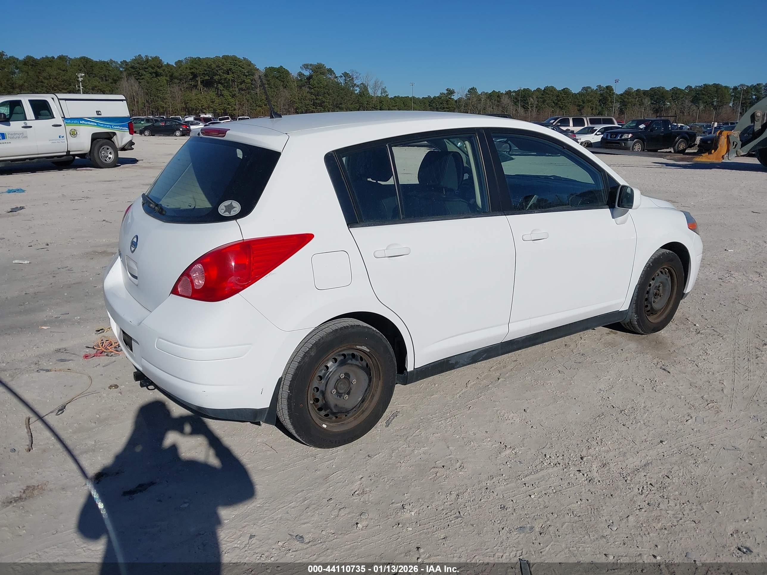 NISSAN VERSA image 4