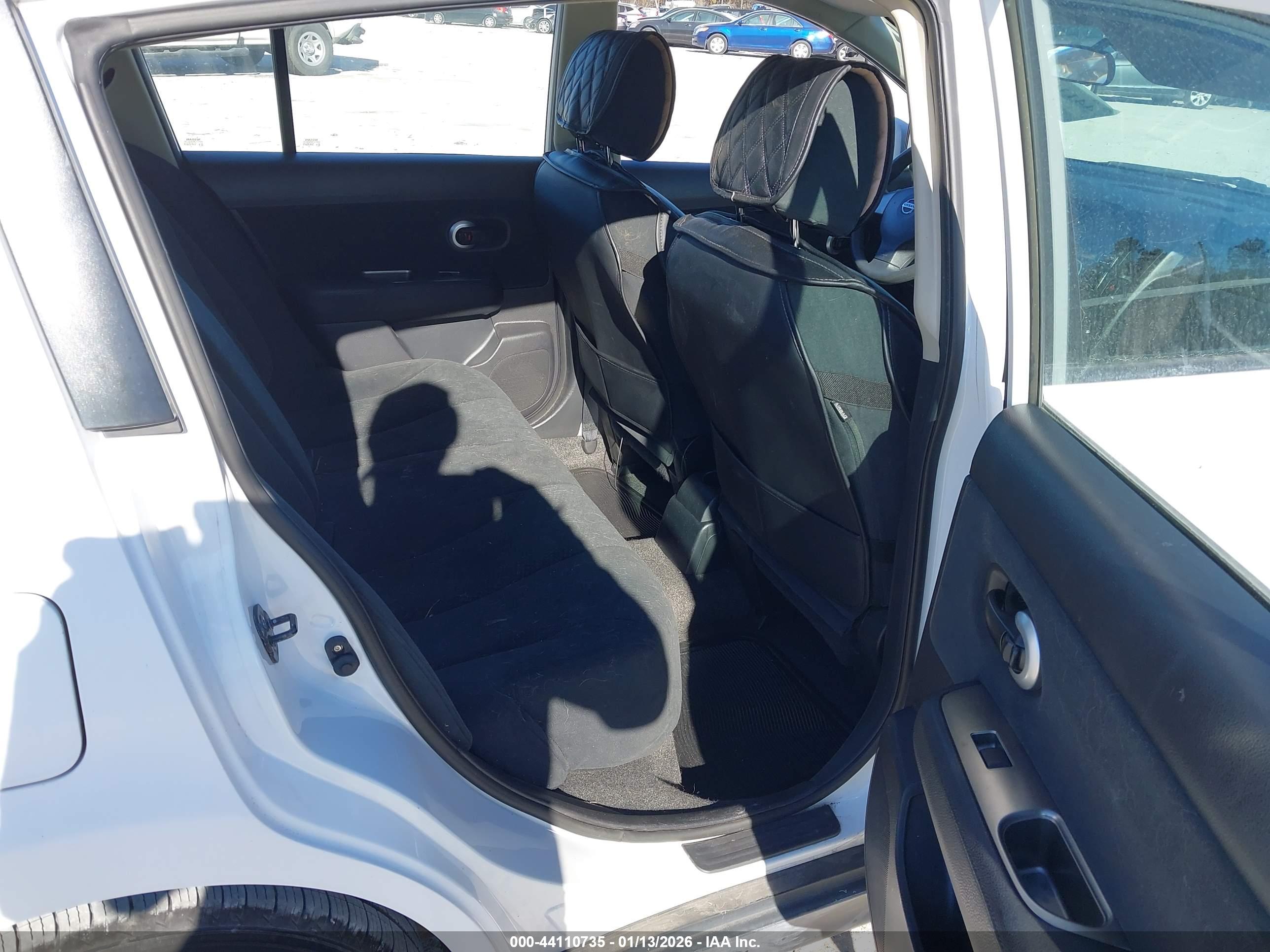 NISSAN VERSA image 8