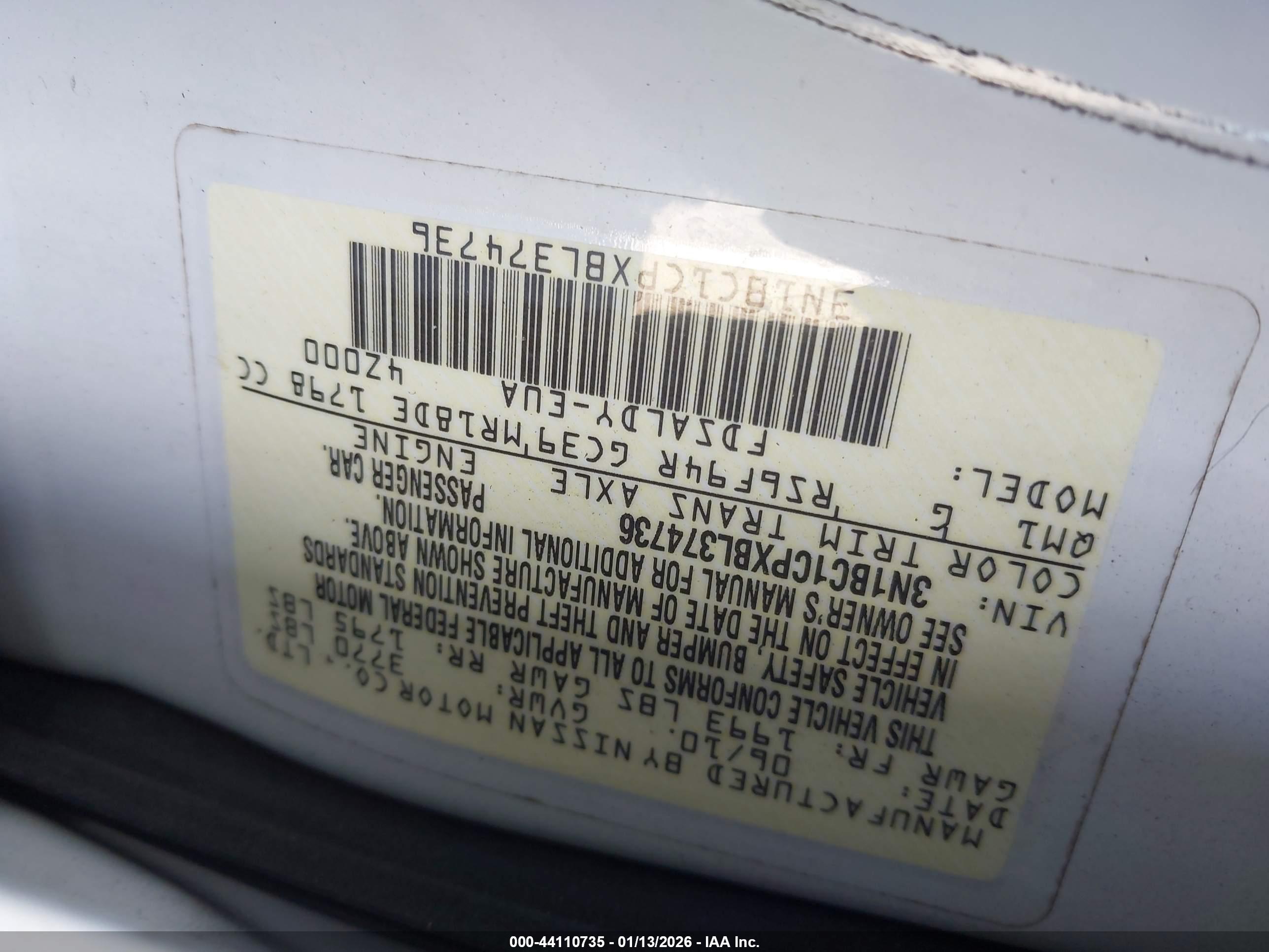 NISSAN VERSA image 9