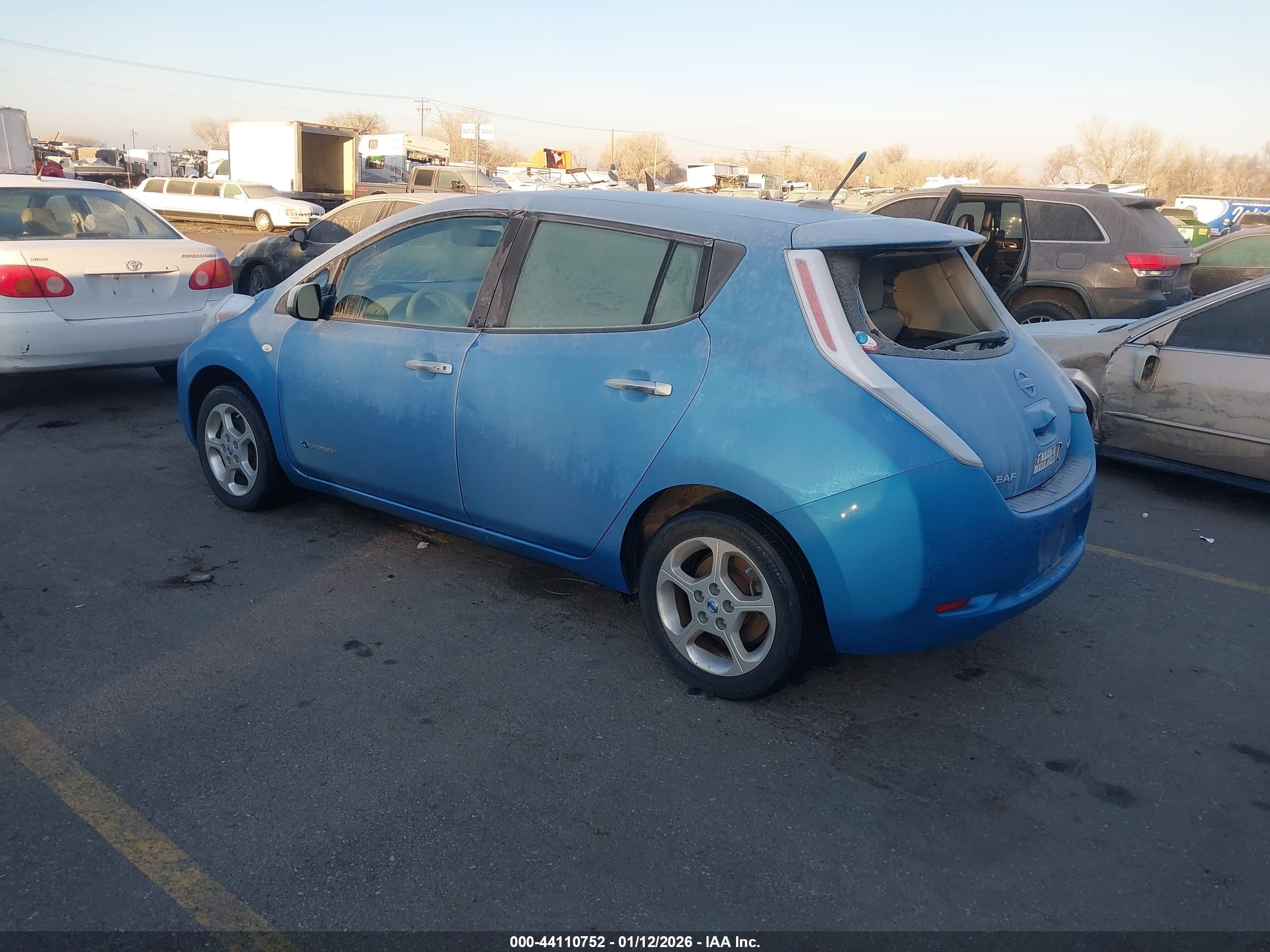 NISSAN LEAF image 3