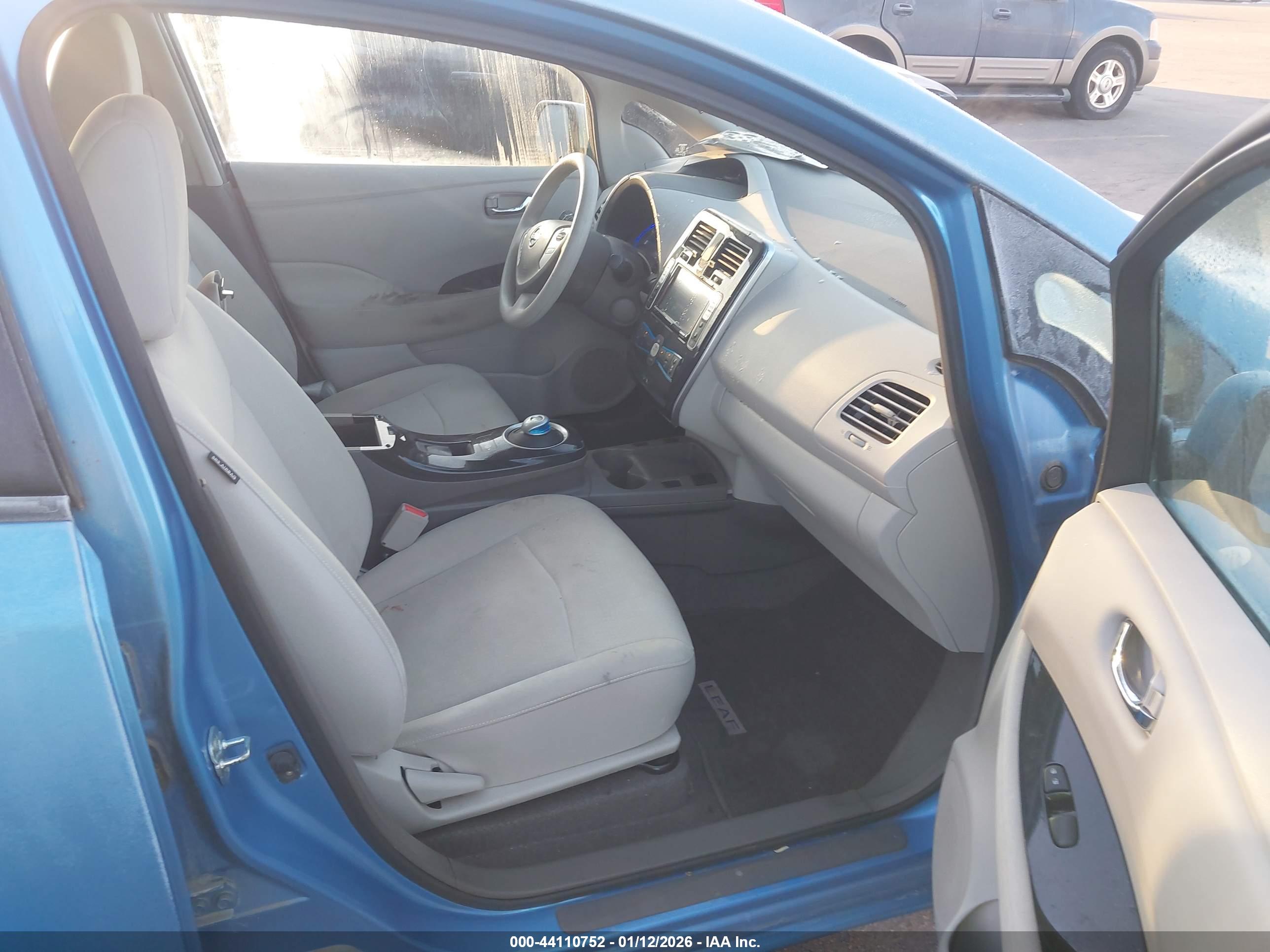 NISSAN LEAF image 5
