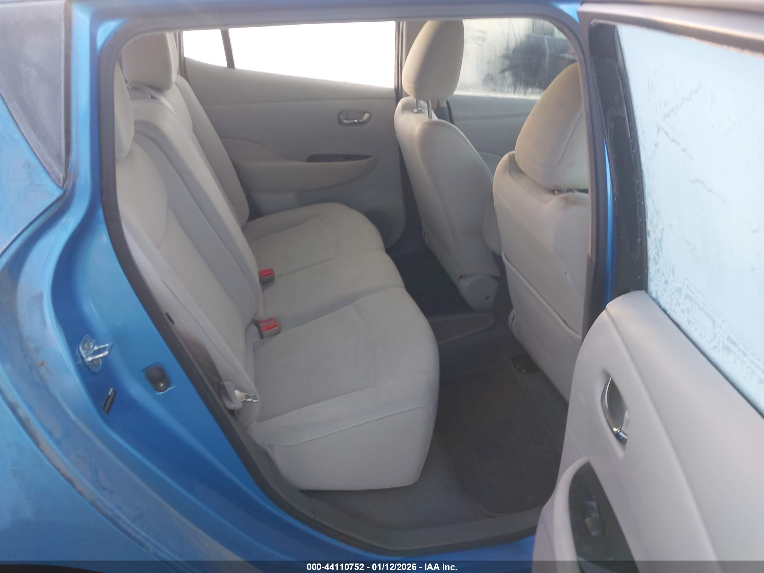 NISSAN LEAF image 8