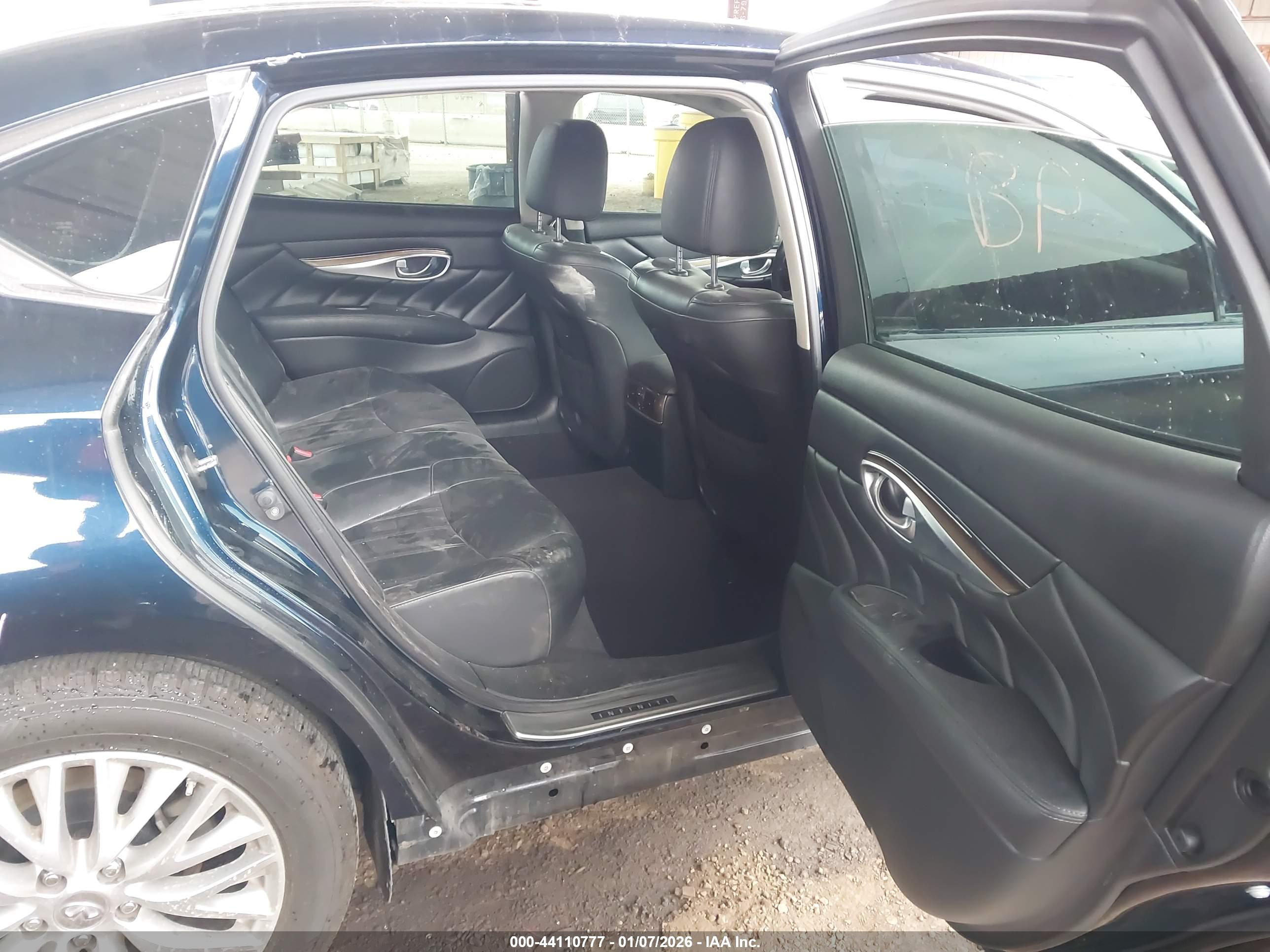 INFINITI Q70L image 8