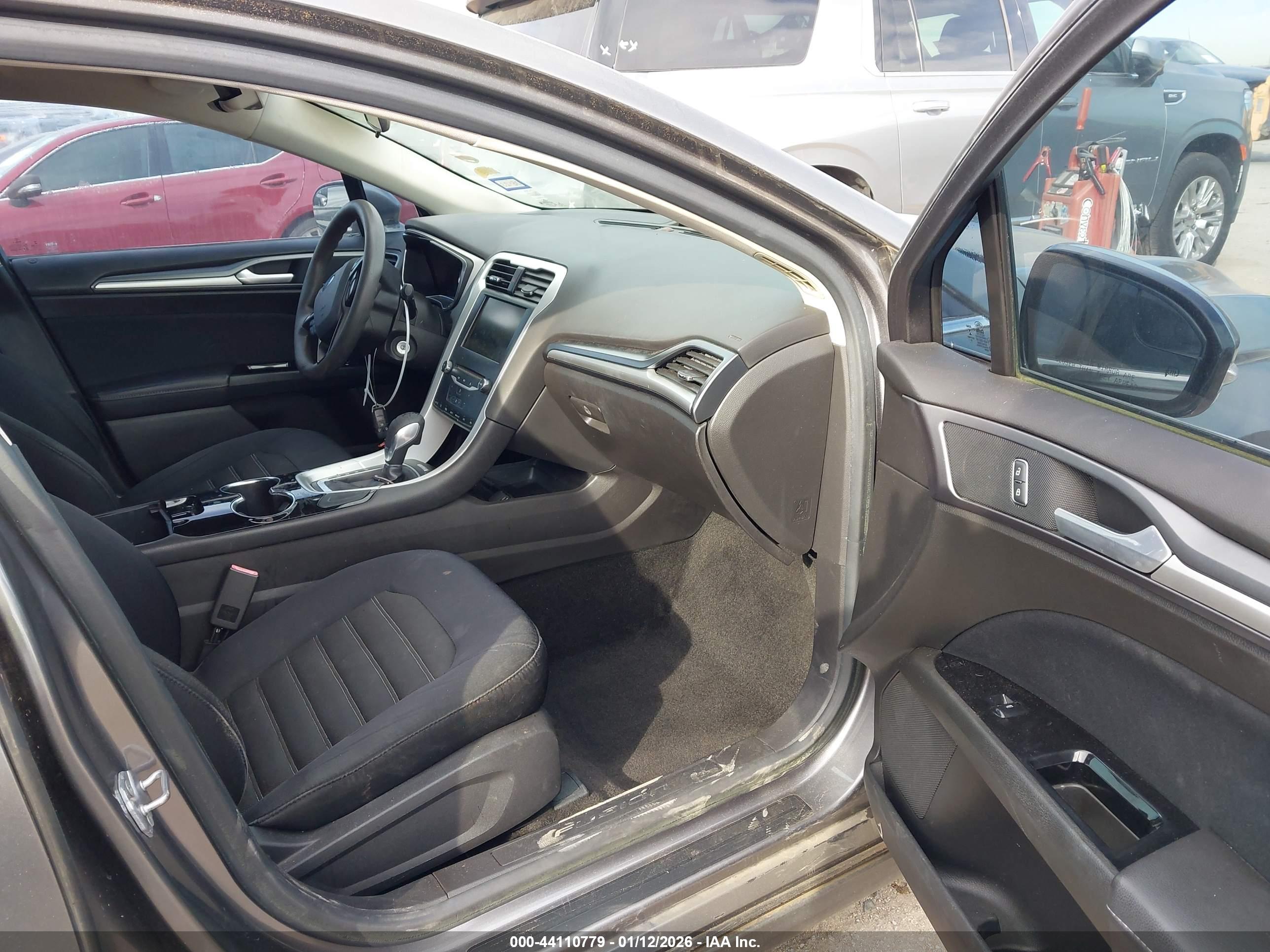FORD FUSION image 5