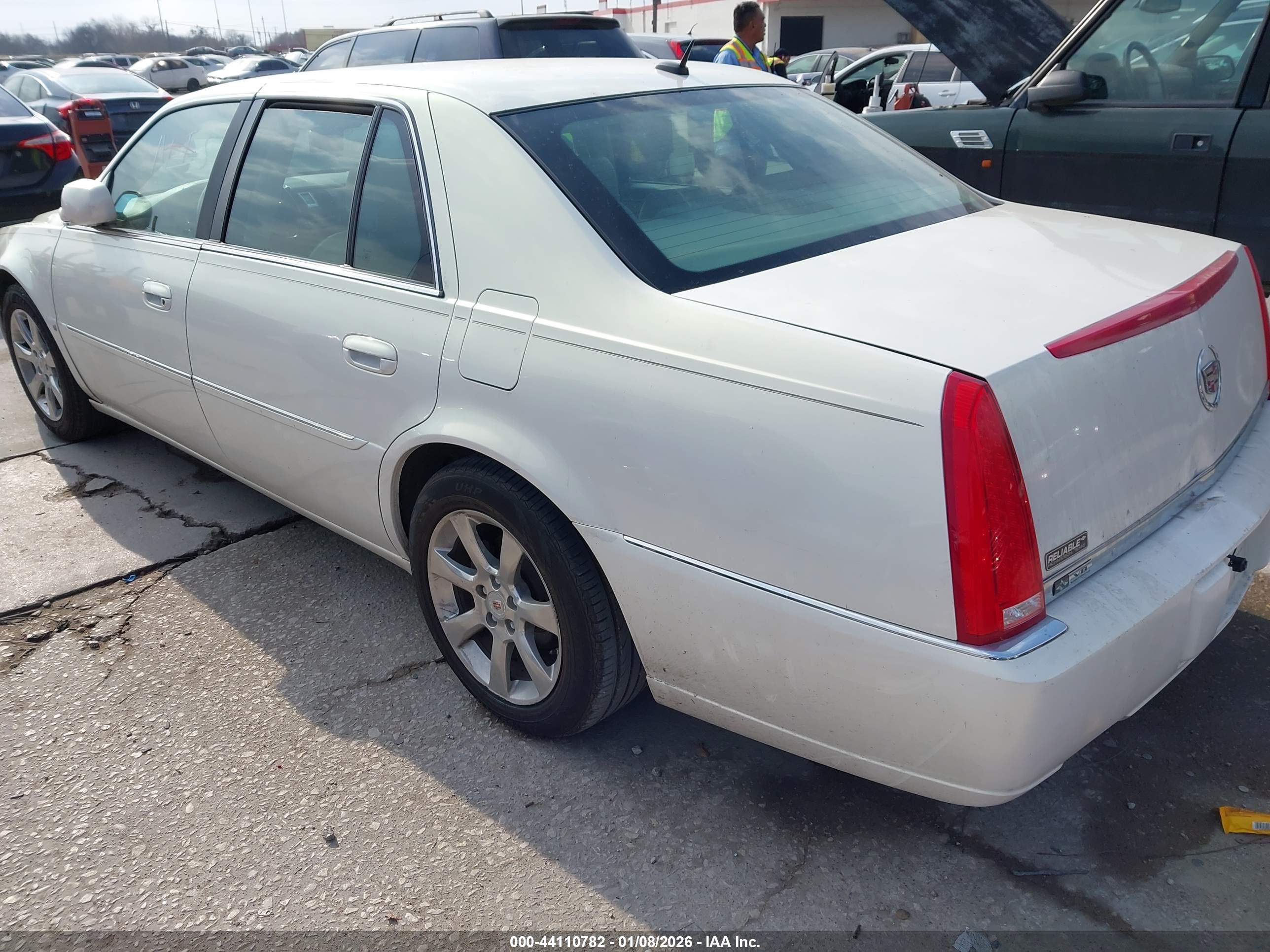 CADILLAC DTS image 3