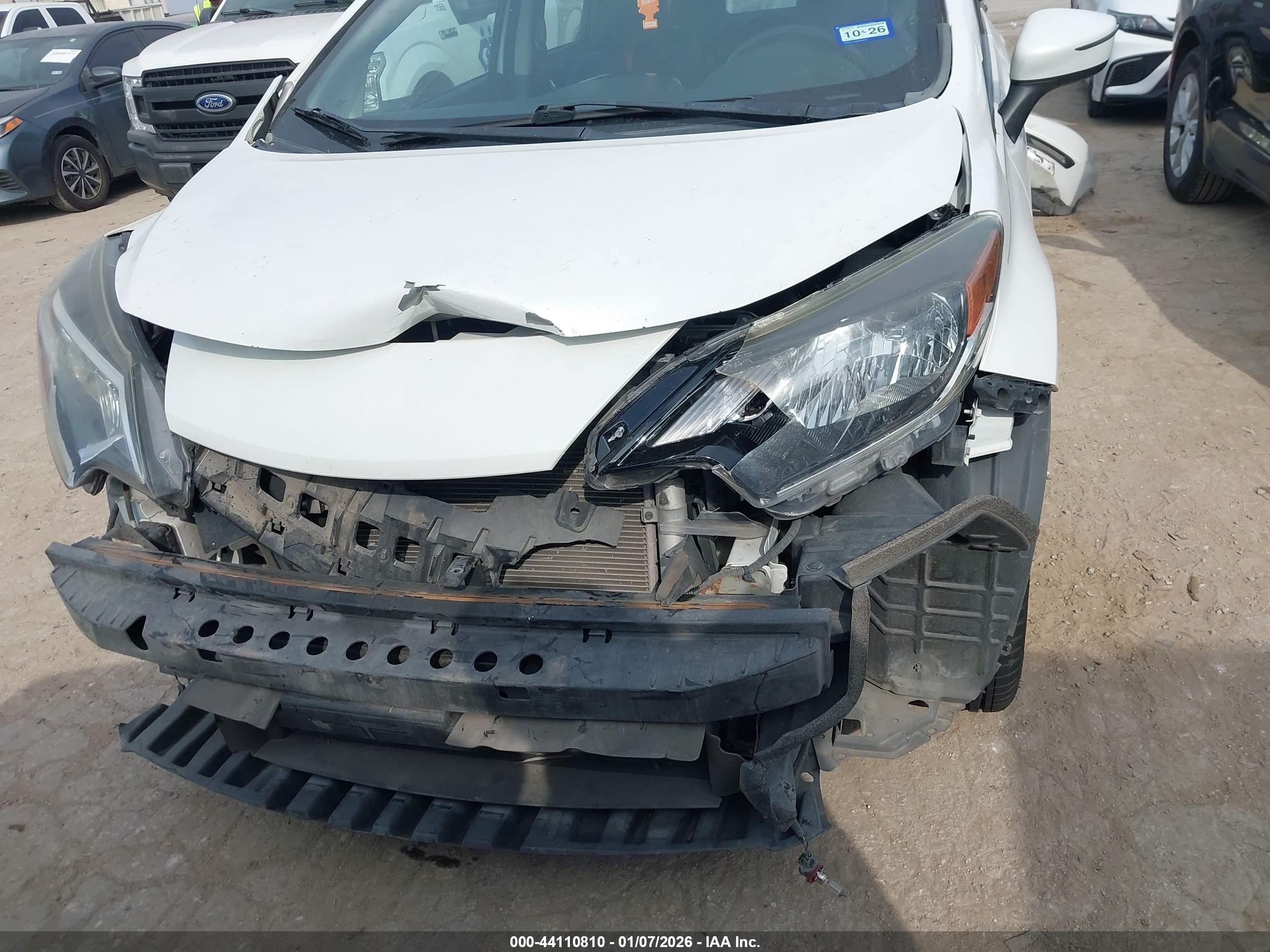 NISSAN VERSA image 6