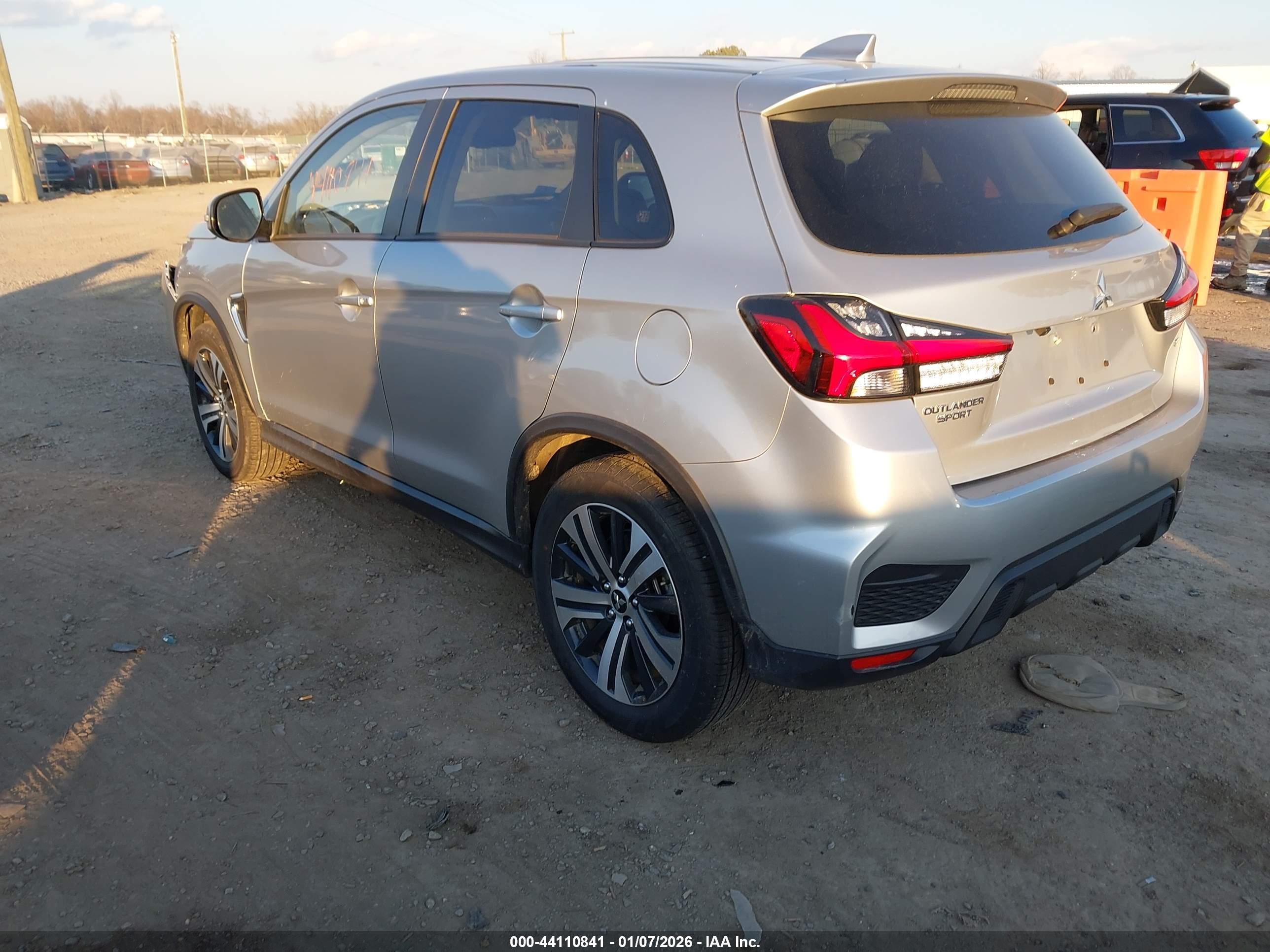 MITSUBISHI OUTLANDER image 3