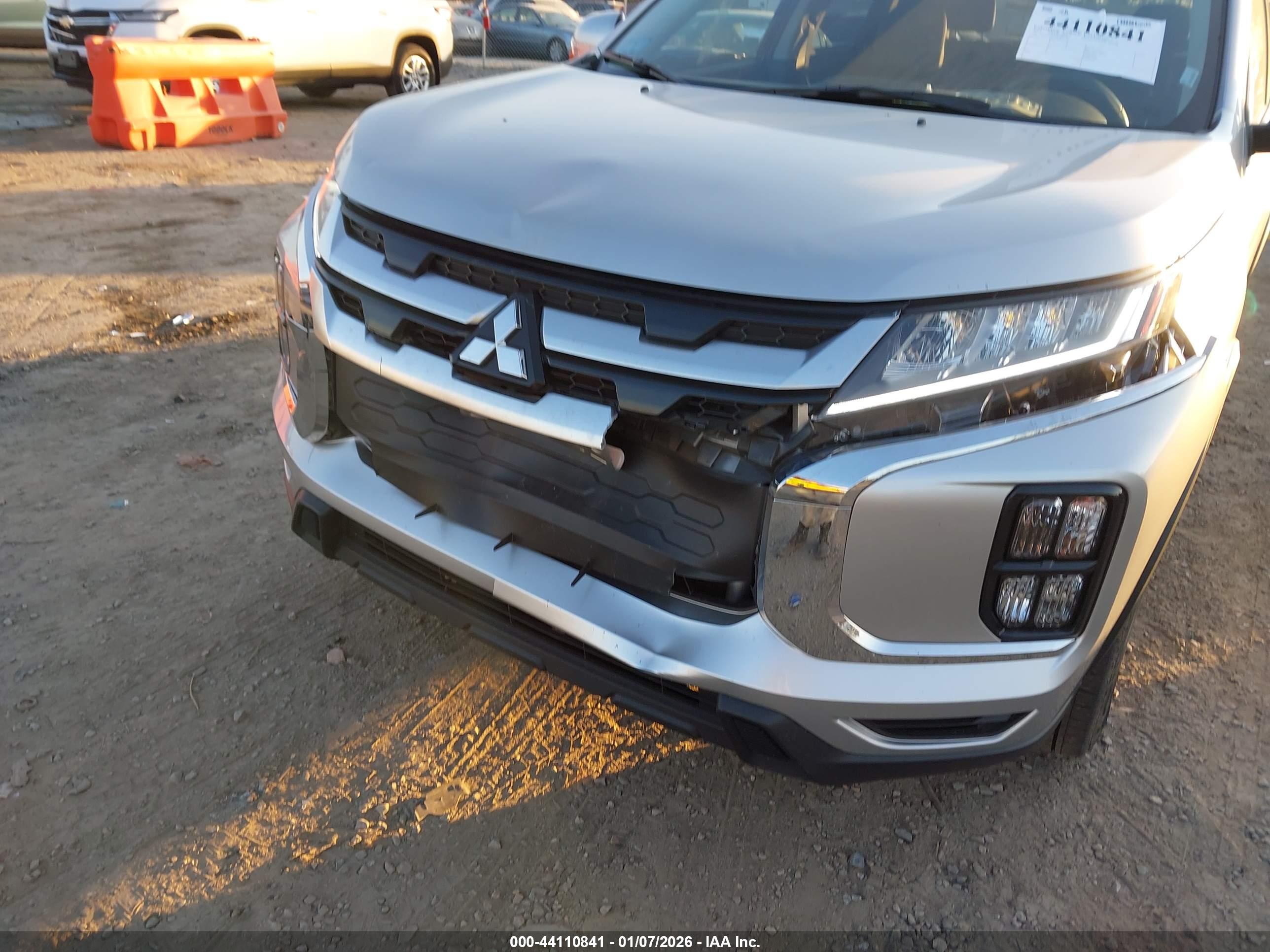 MITSUBISHI OUTLANDER image 6