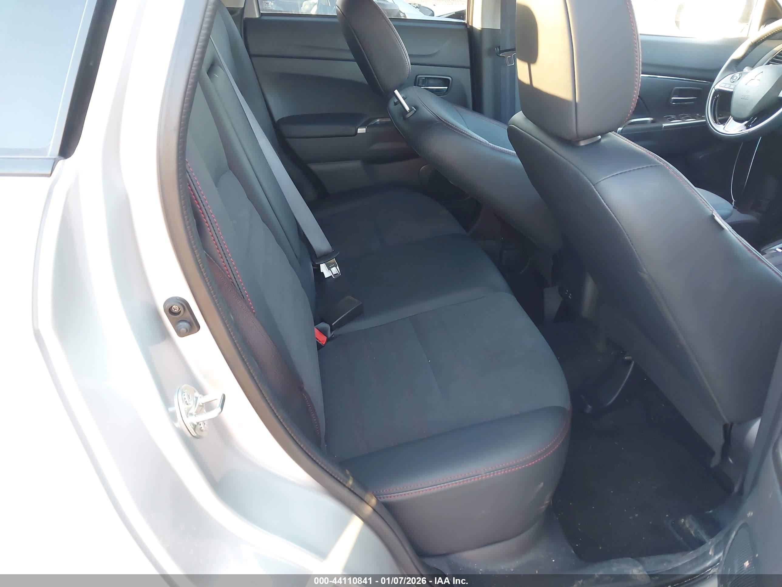 MITSUBISHI OUTLANDER image 8