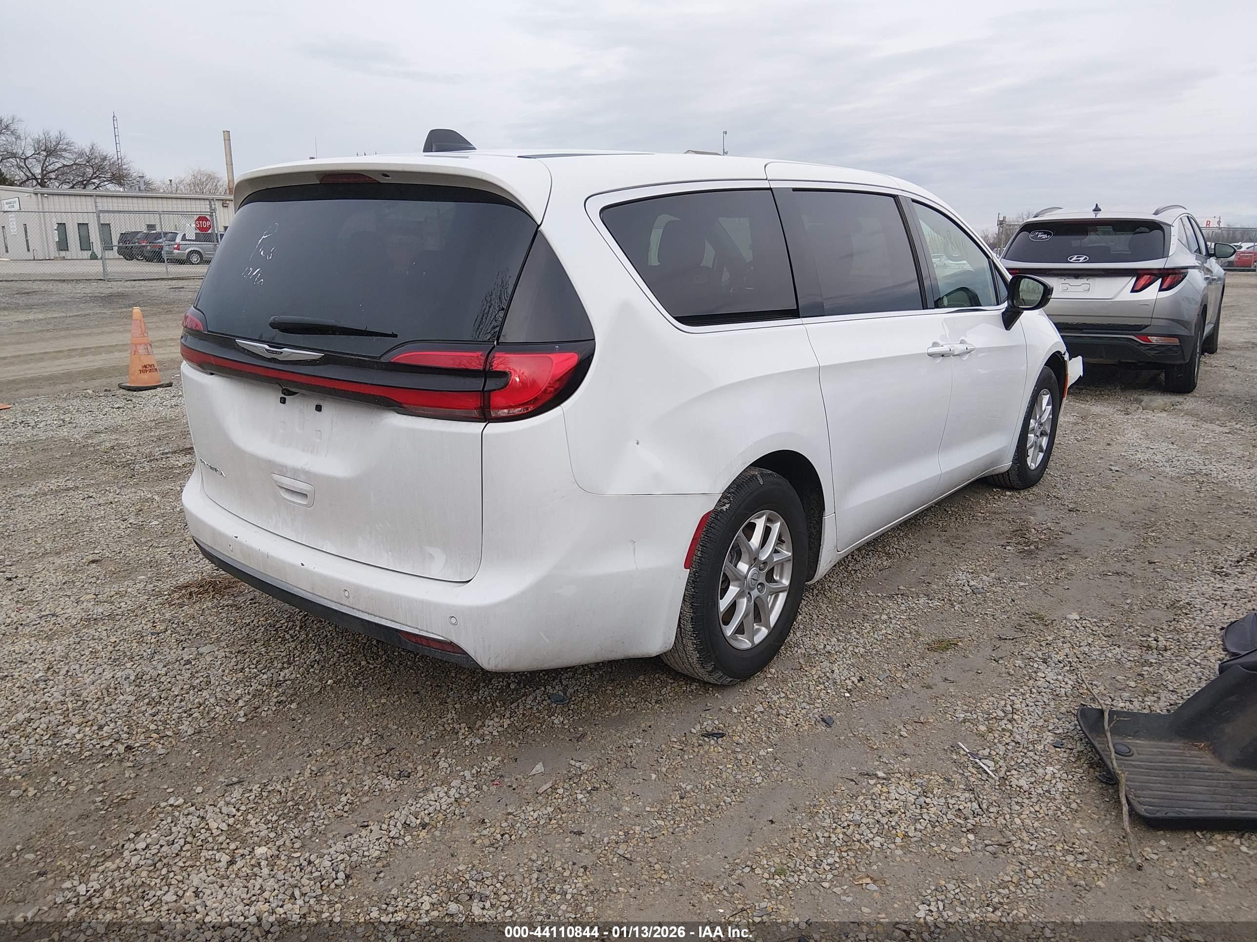 CHRYSLER PACIFICA image 4