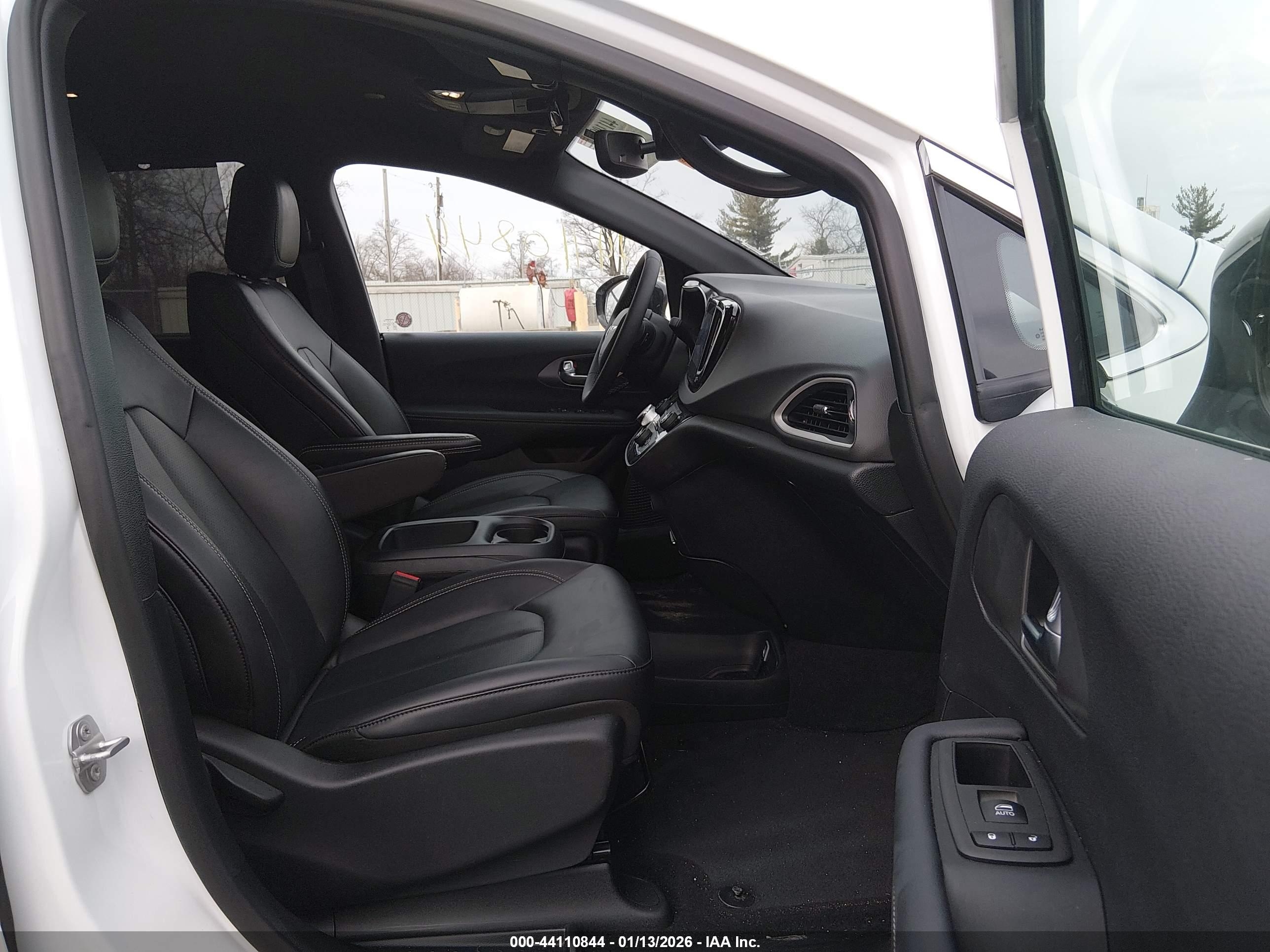 CHRYSLER PACIFICA image 5