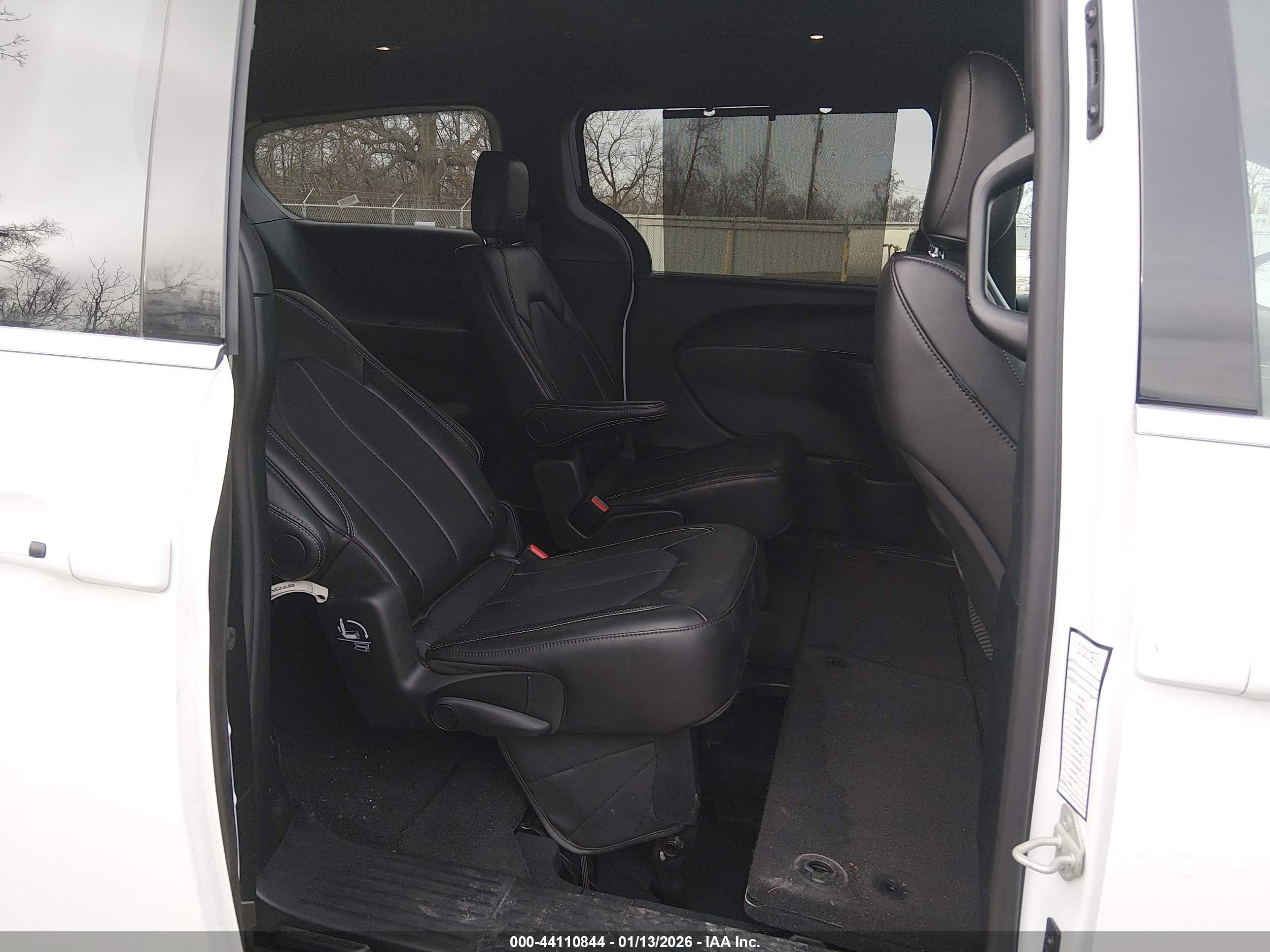 CHRYSLER PACIFICA image 8
