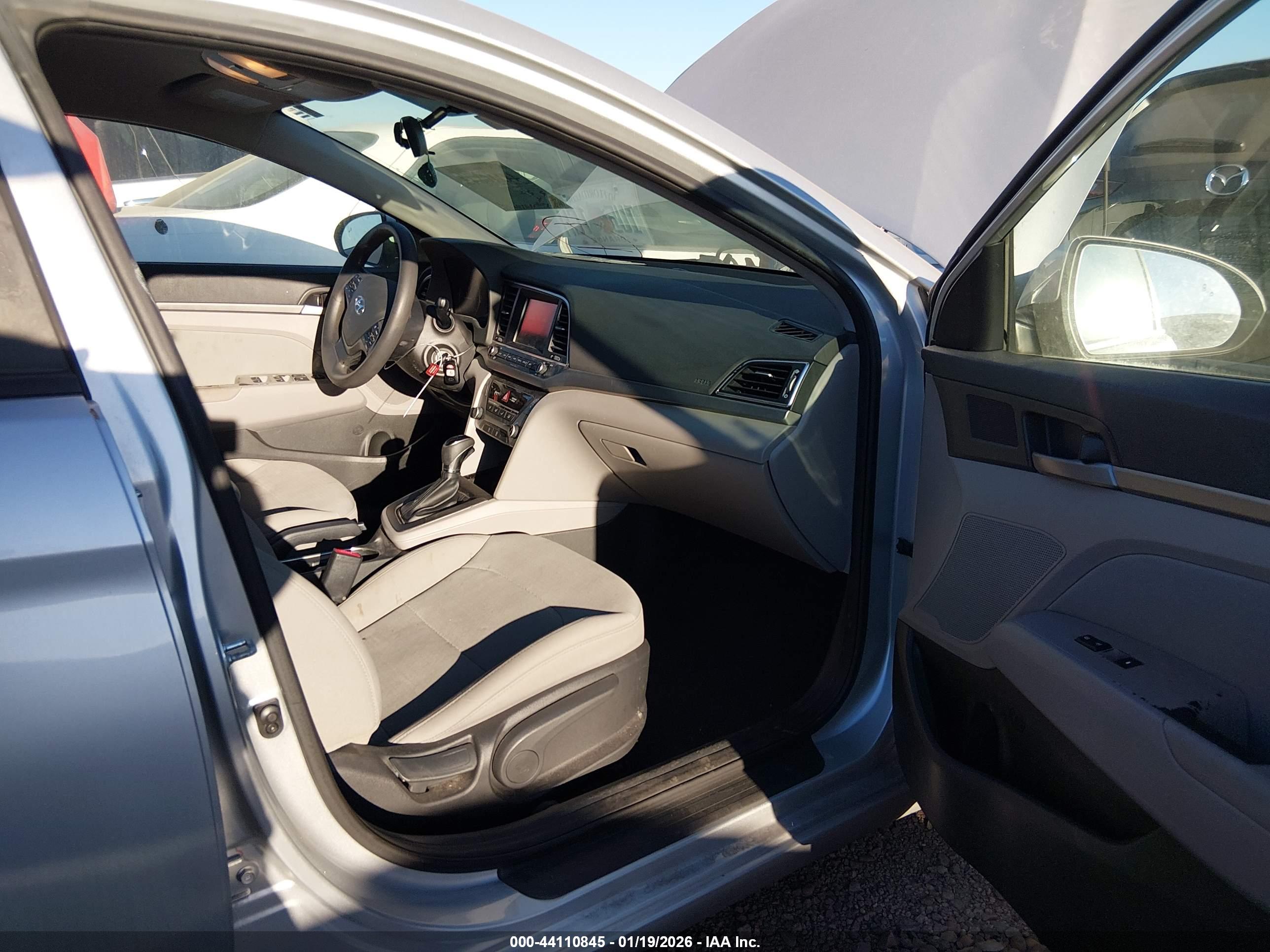 HYUNDAI ELANTRA image 5