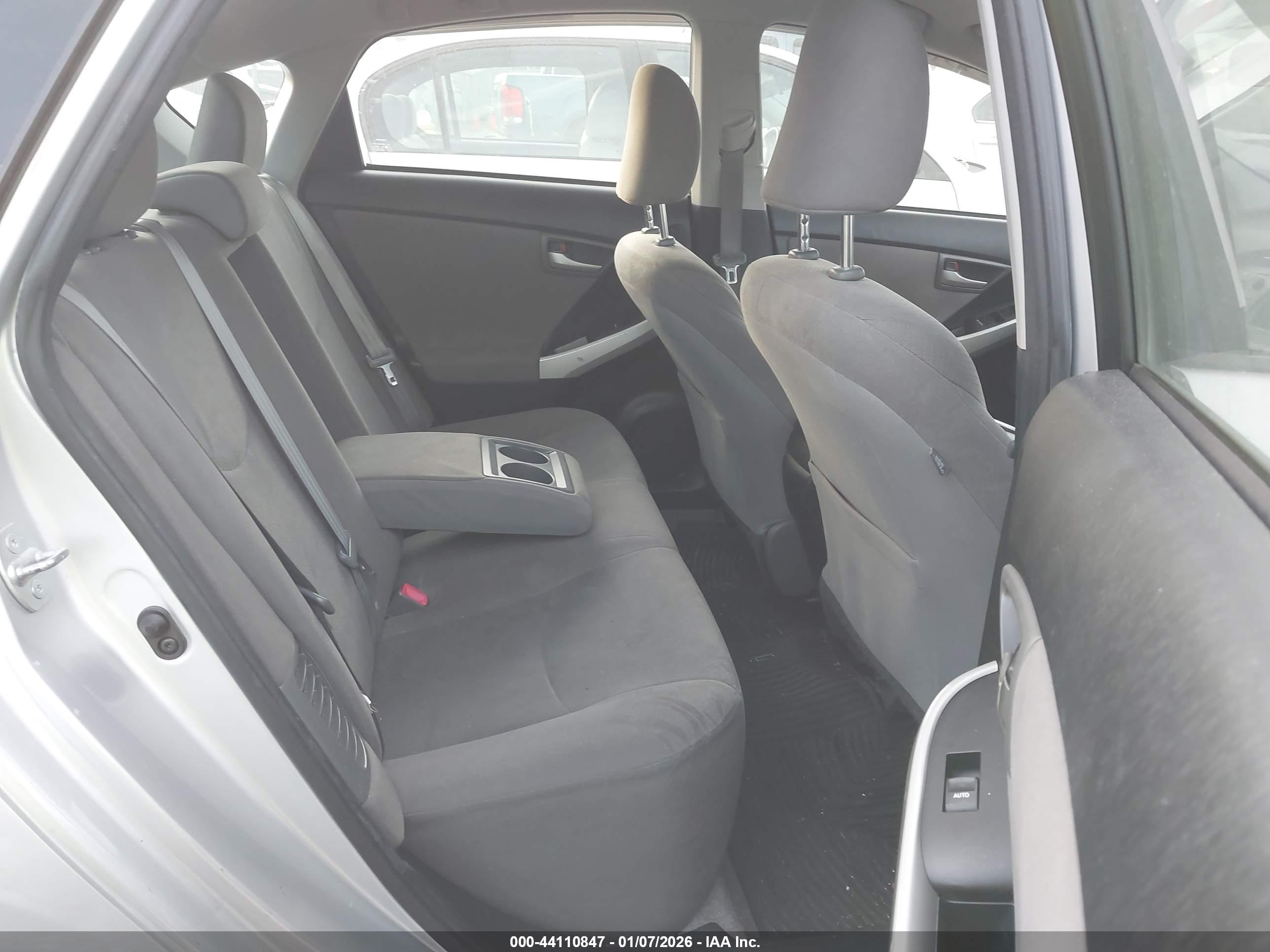 TOYOTA PRIUS image 8