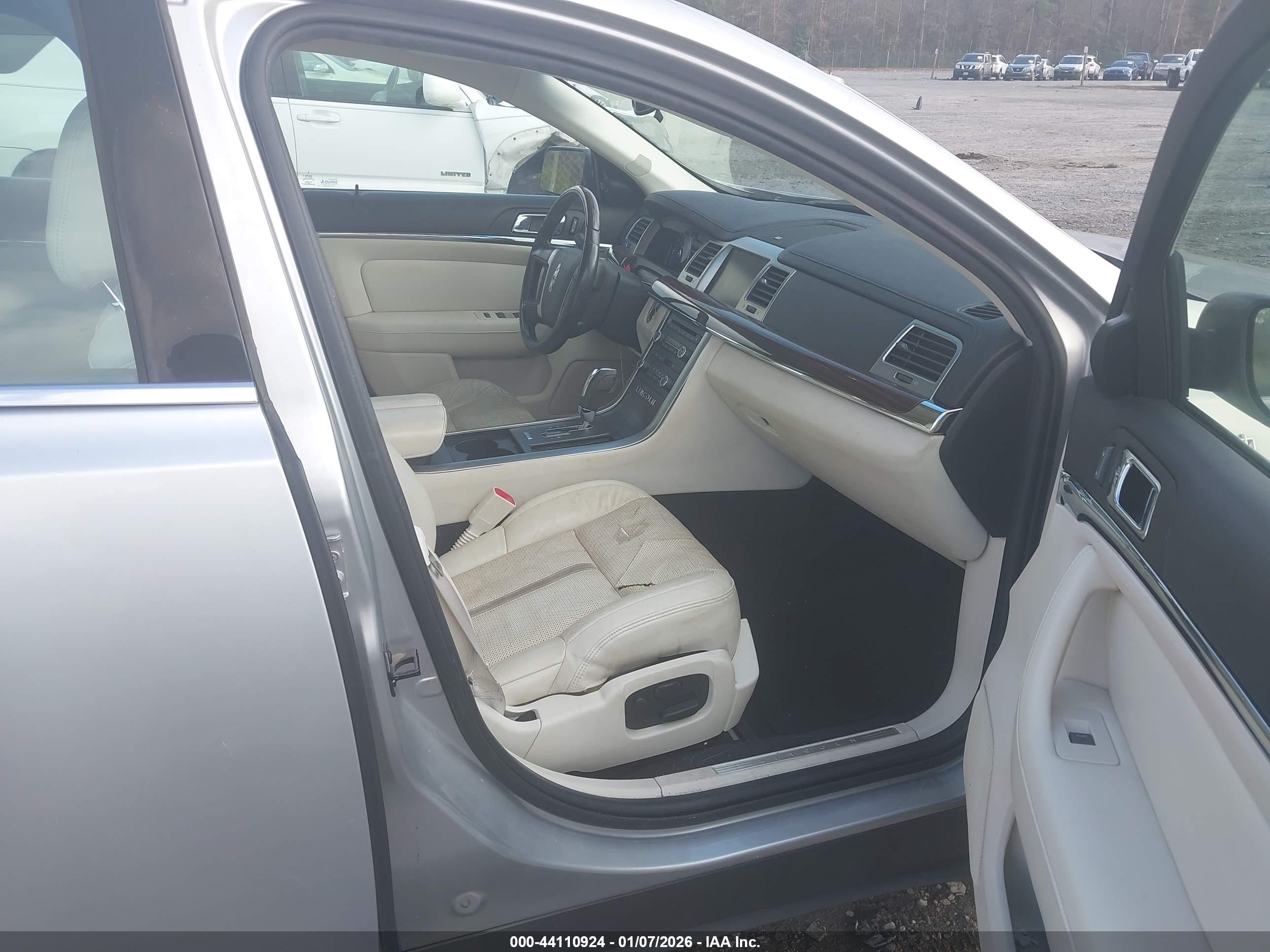 LINCOLN MKS image 5