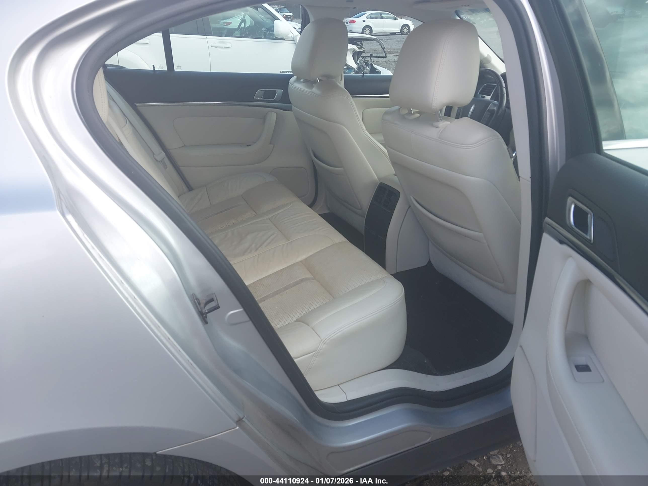LINCOLN MKS image 8