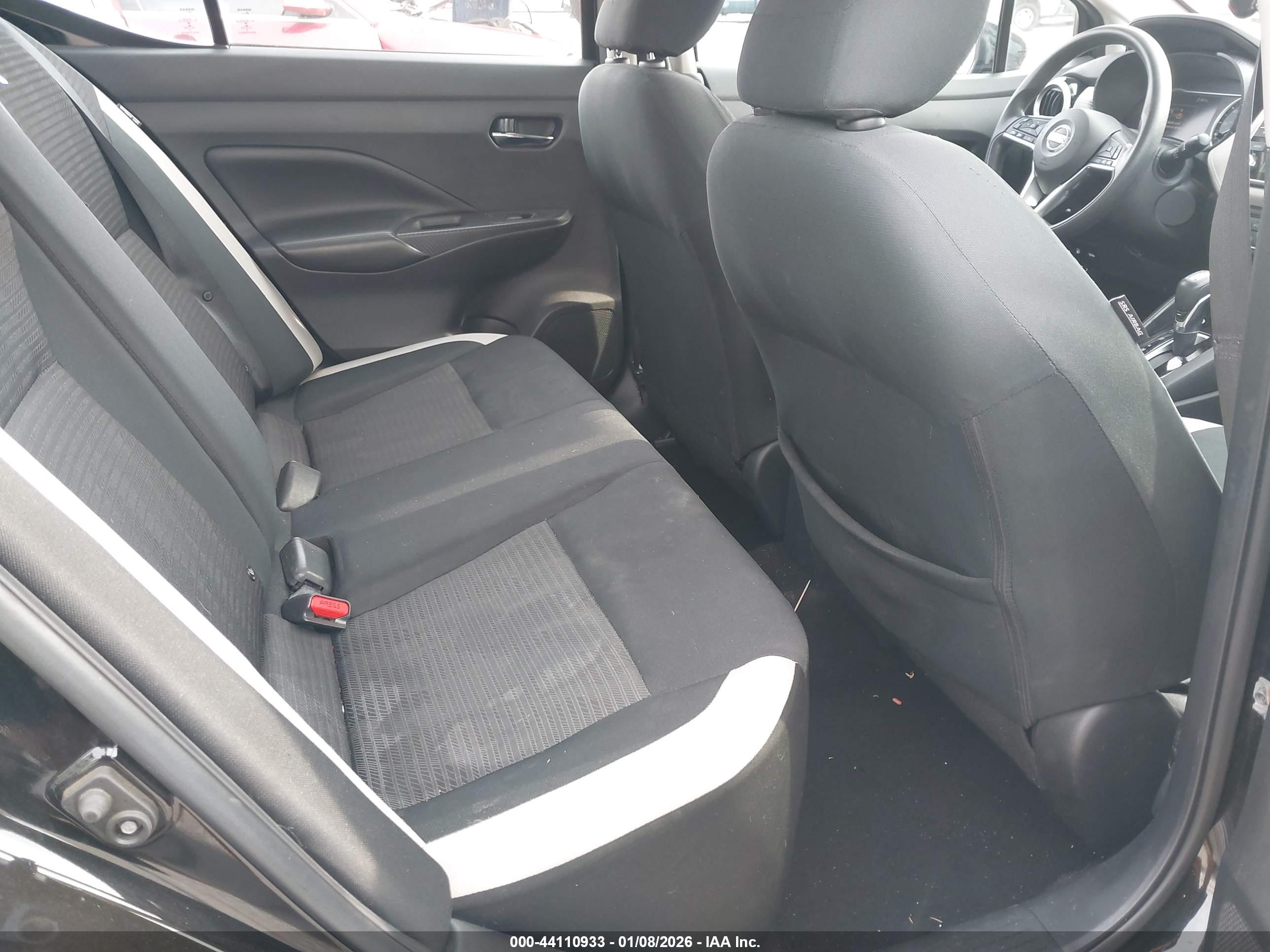 NISSAN VERSA image 8