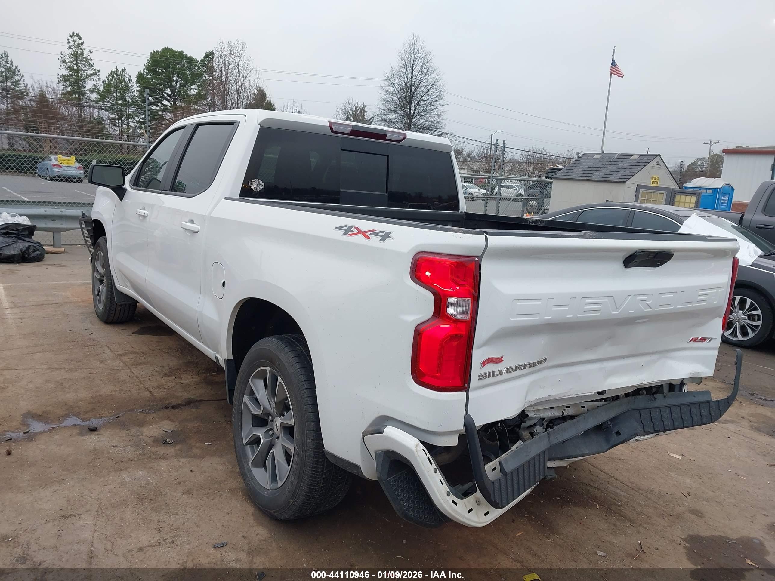 CHEVROLET SILVERADO image 3