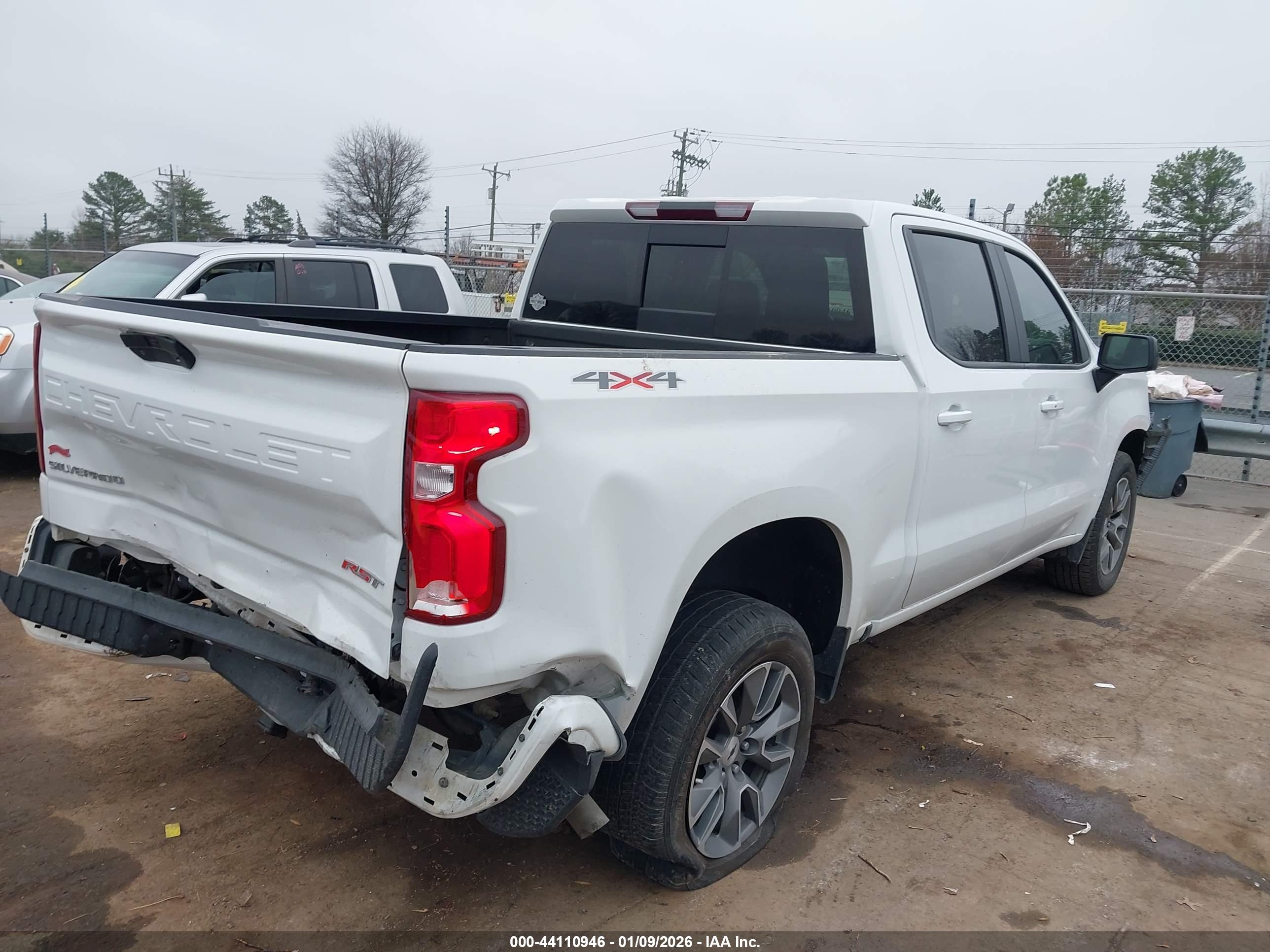 CHEVROLET SILVERADO image 4