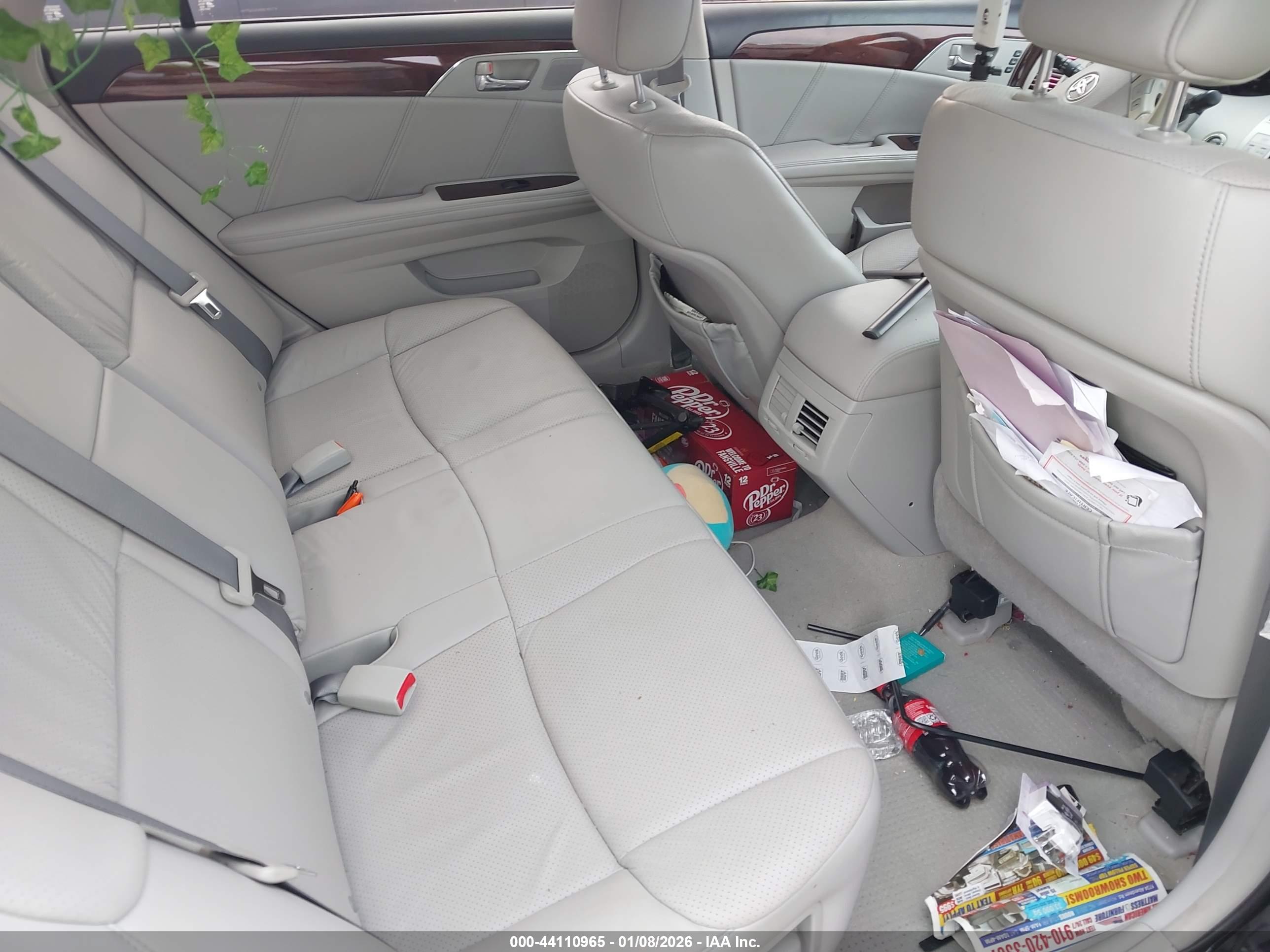 TOYOTA AVALON image 8
