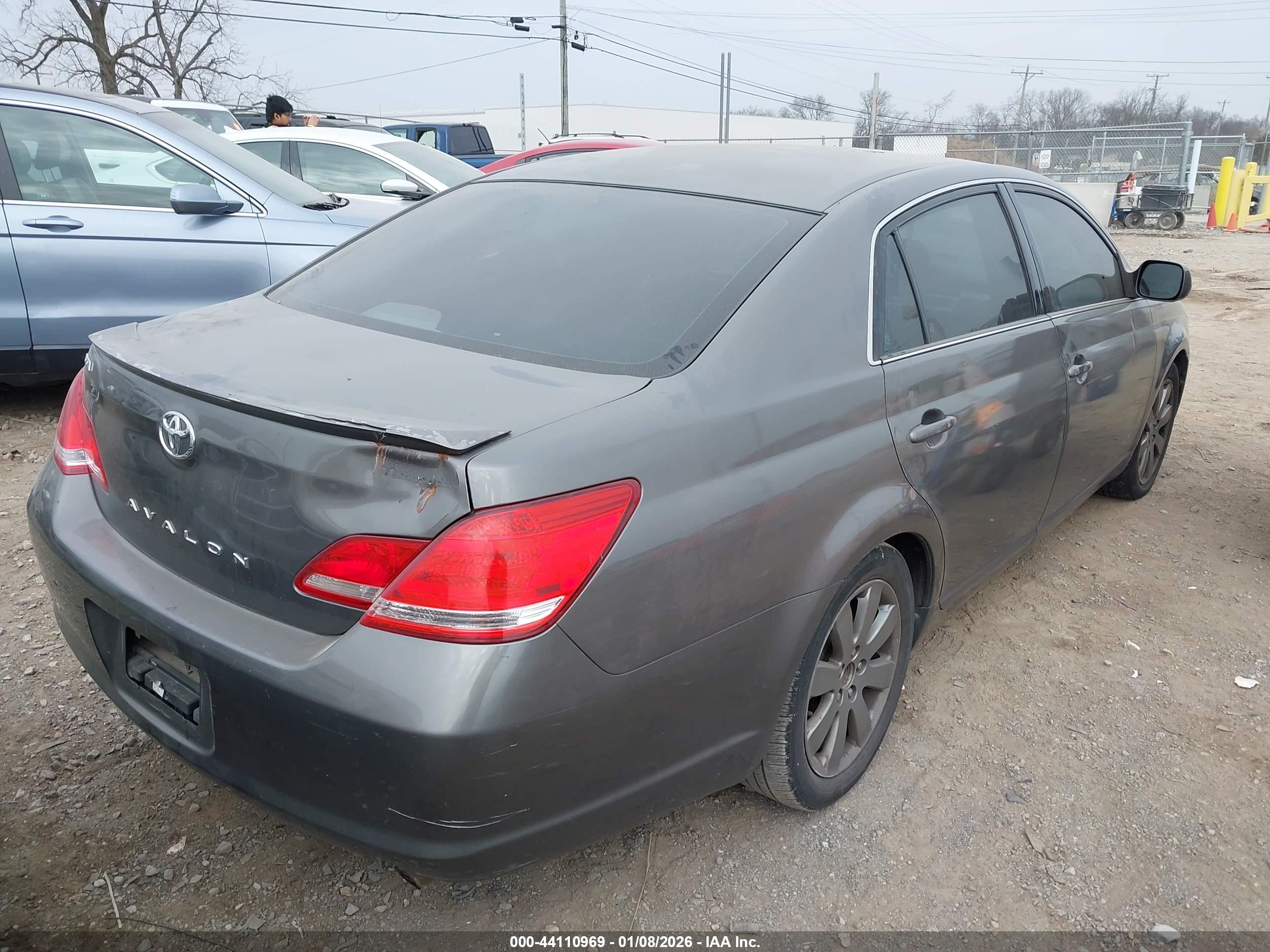 TOYOTA AVALON image 4