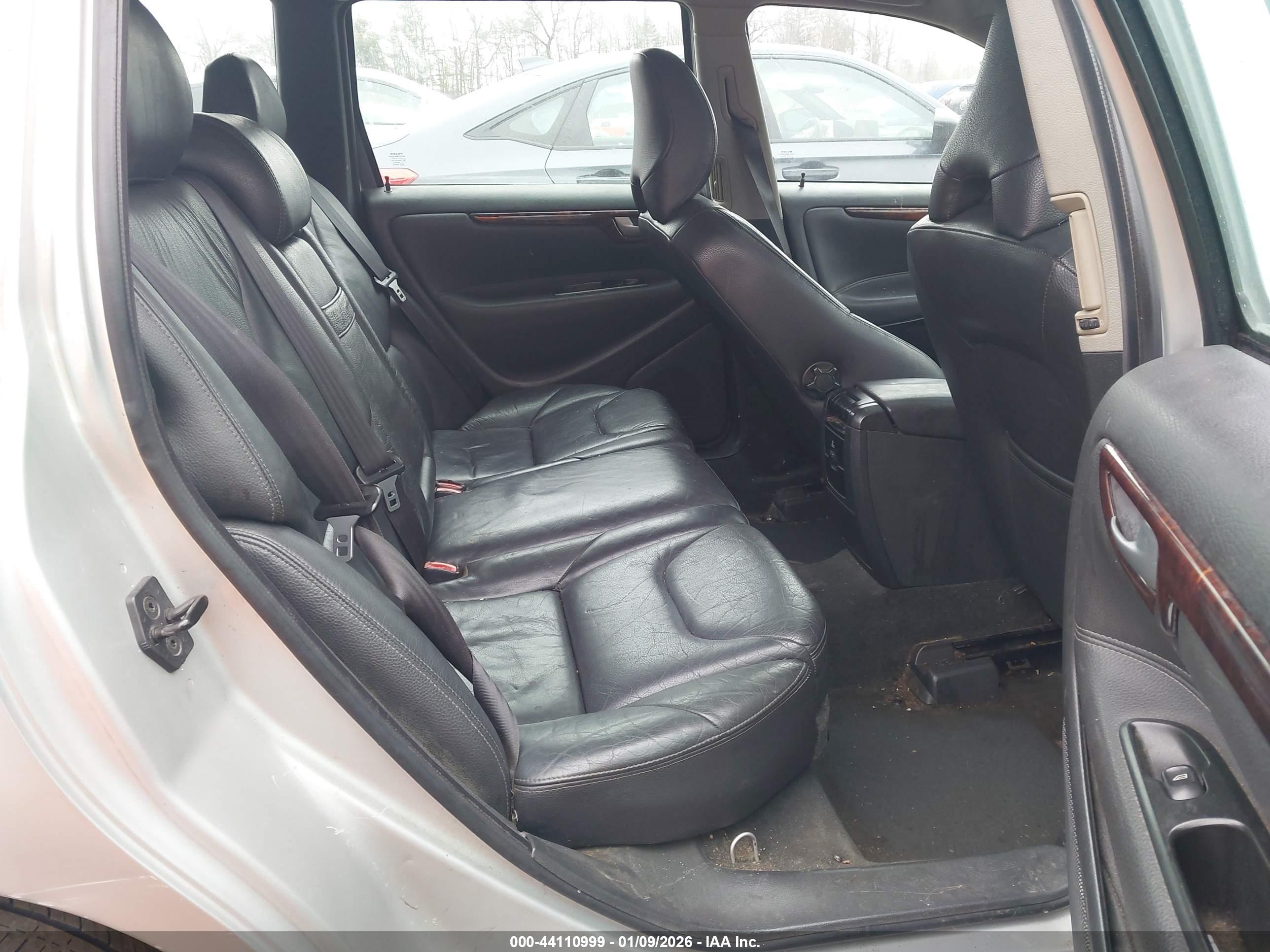 VOLVO V70 image 8